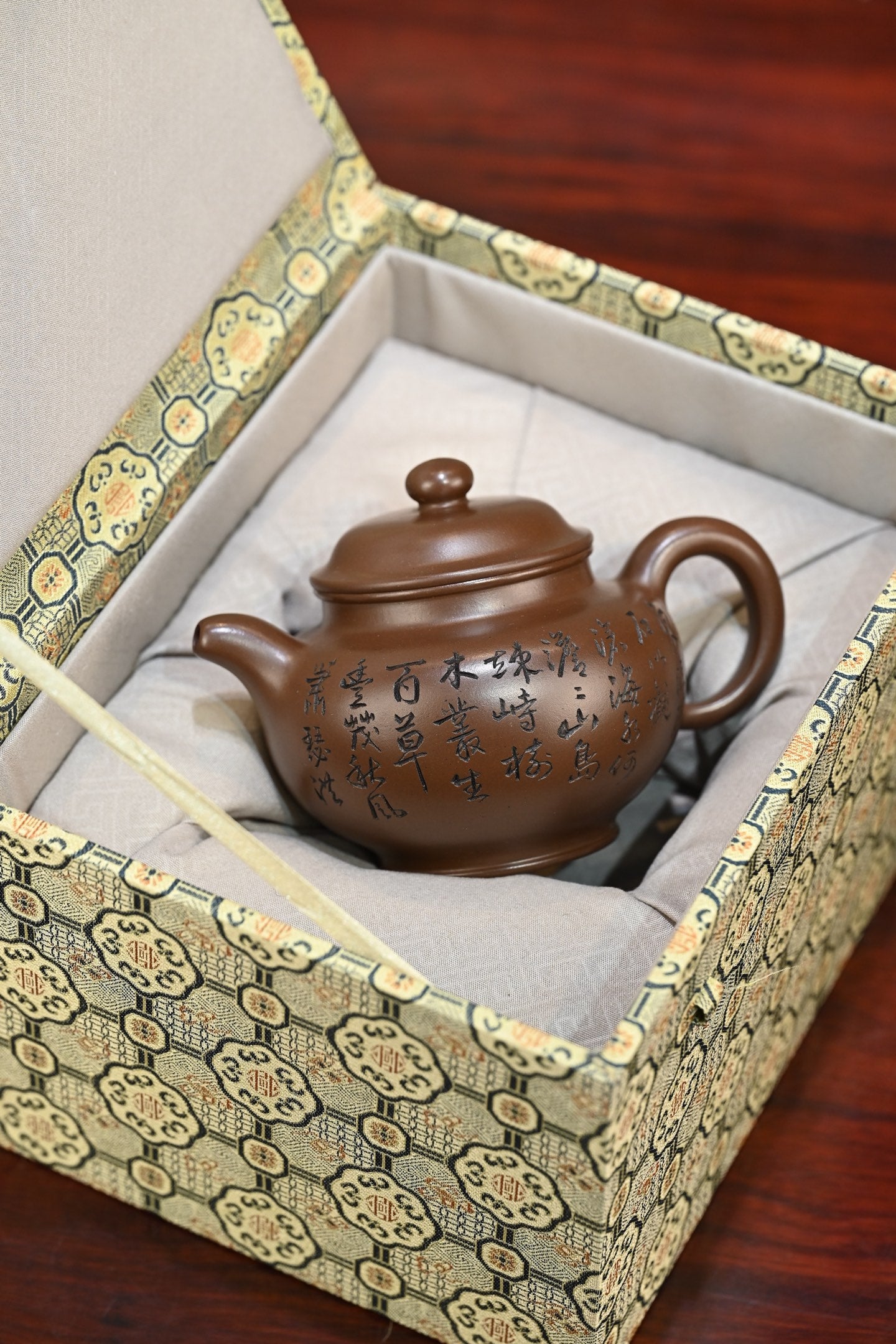 掇只·全手工（省大师桑黎兵刻绘+双证书）/紫砂十二精英之首，省大师桑黎兵儿子桑崧杰作品 /容量370cc/特级紫泥