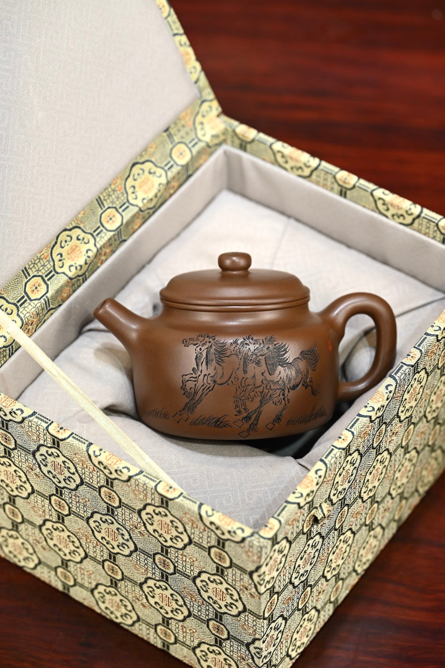 德钟·全手工 （省大师桑黎兵刻绘+双证书） /紫砂十二精英之首，省大师桑黎兵儿子桑崧杰作品  /容量400cc/特级紫泥