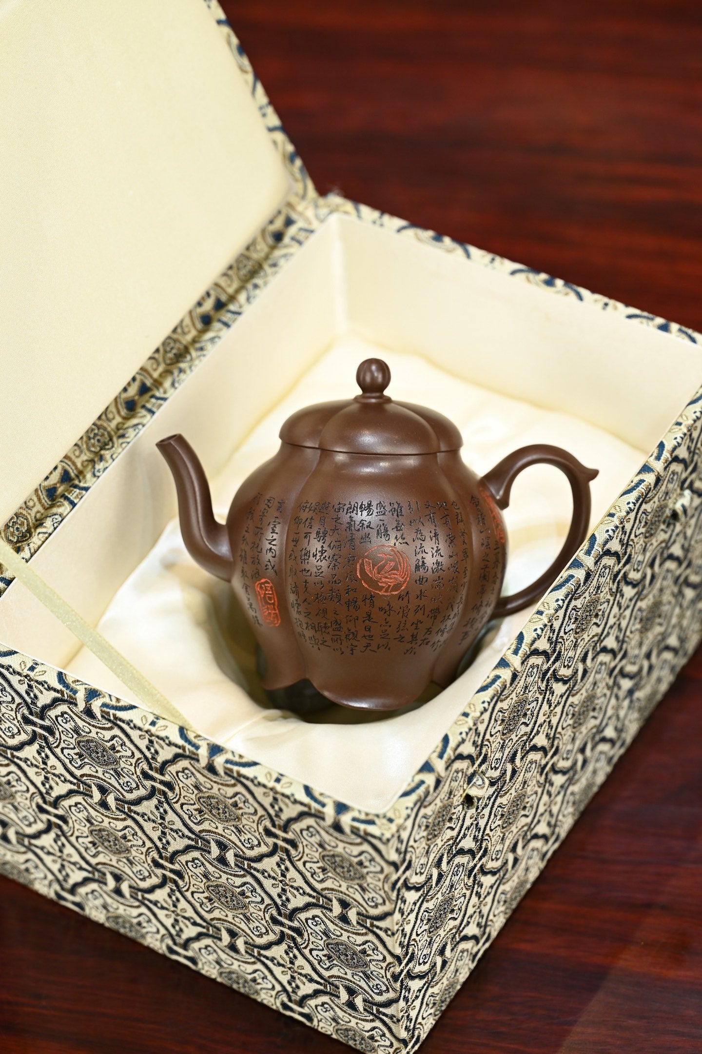 海棠宫灯·全手工（省大师桑黎兵刻绘+双证书）/紫砂十二精英之首，省大师桑黎兵儿子桑崧杰作品 /容量350cc/特级紫泥