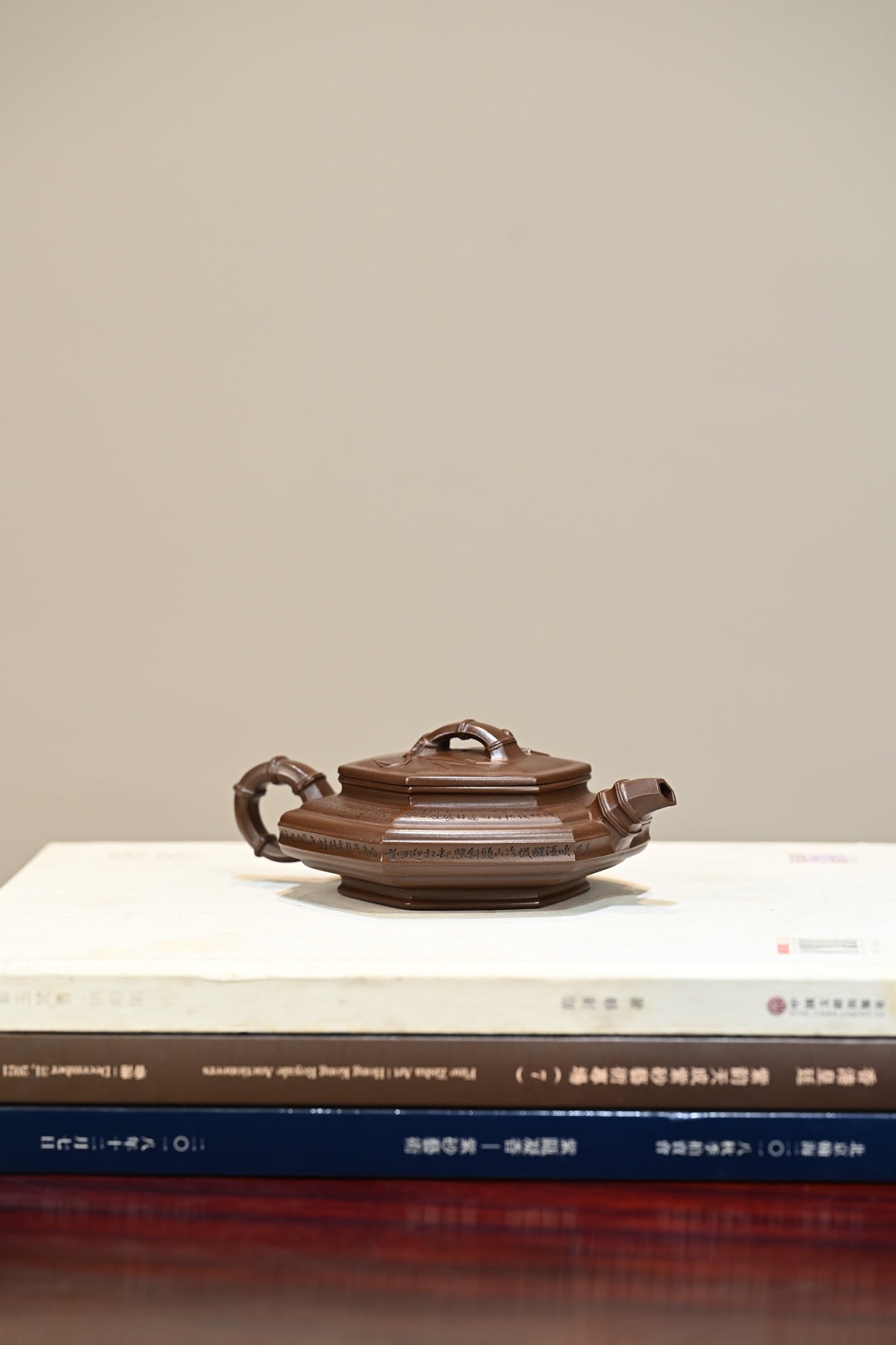 六方虚竹·全手工 （省大师桑黎兵刻绘+双证书） /紫砂十二精英之首，省大师桑黎兵儿子桑崧杰作品 /容量200cc/特级紫泥