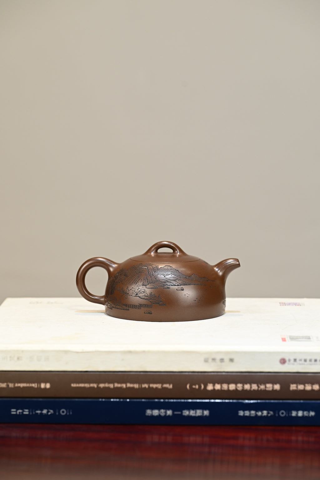 半月·全手工 （省大师桑黎兵刻绘+双证书） /紫砂十二精英之首，省大师桑黎兵儿子桑崧杰作品/容量300cc/特级紫泥