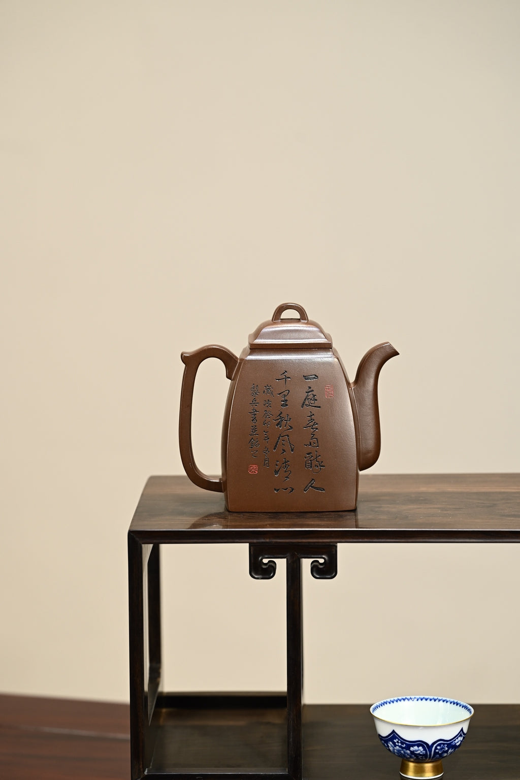汉方·全手工 （省大师桑黎兵刻绘+双证书） /紫砂十二精英之首，省大师桑黎兵儿子桑崧杰作品/容量420cc/特级紫泥