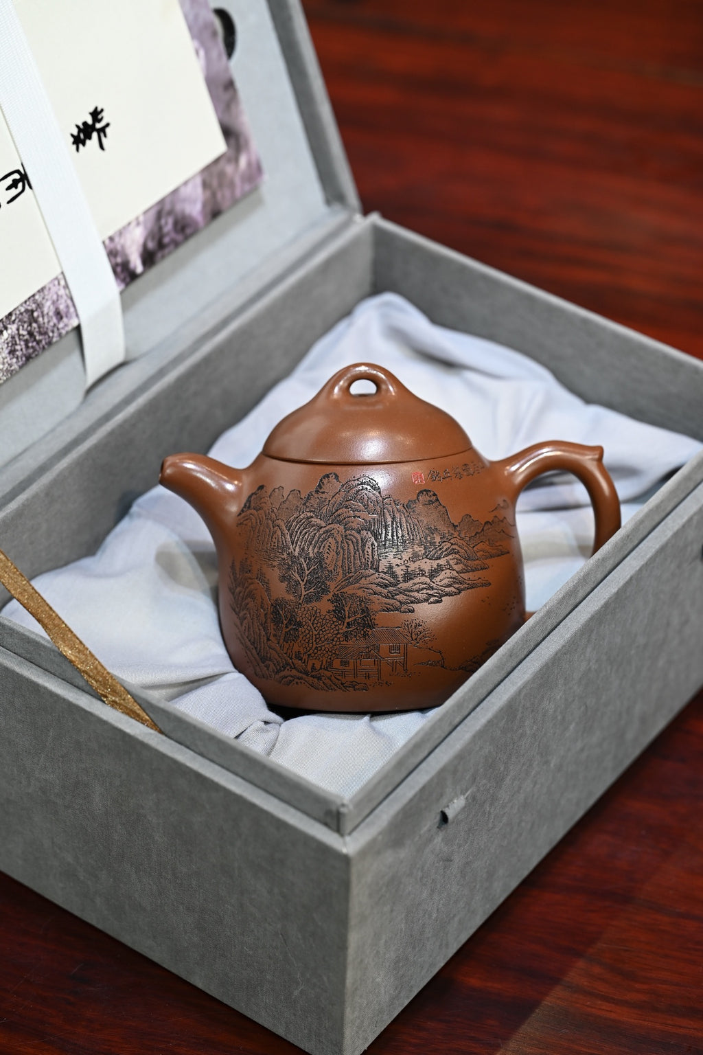 秦权·全手工 （省大师桑黎兵刻绘+双证书）/紫砂十二精英之首，国礼省大师桑黎兵父子合作作品容量450cc/特级紫泥
