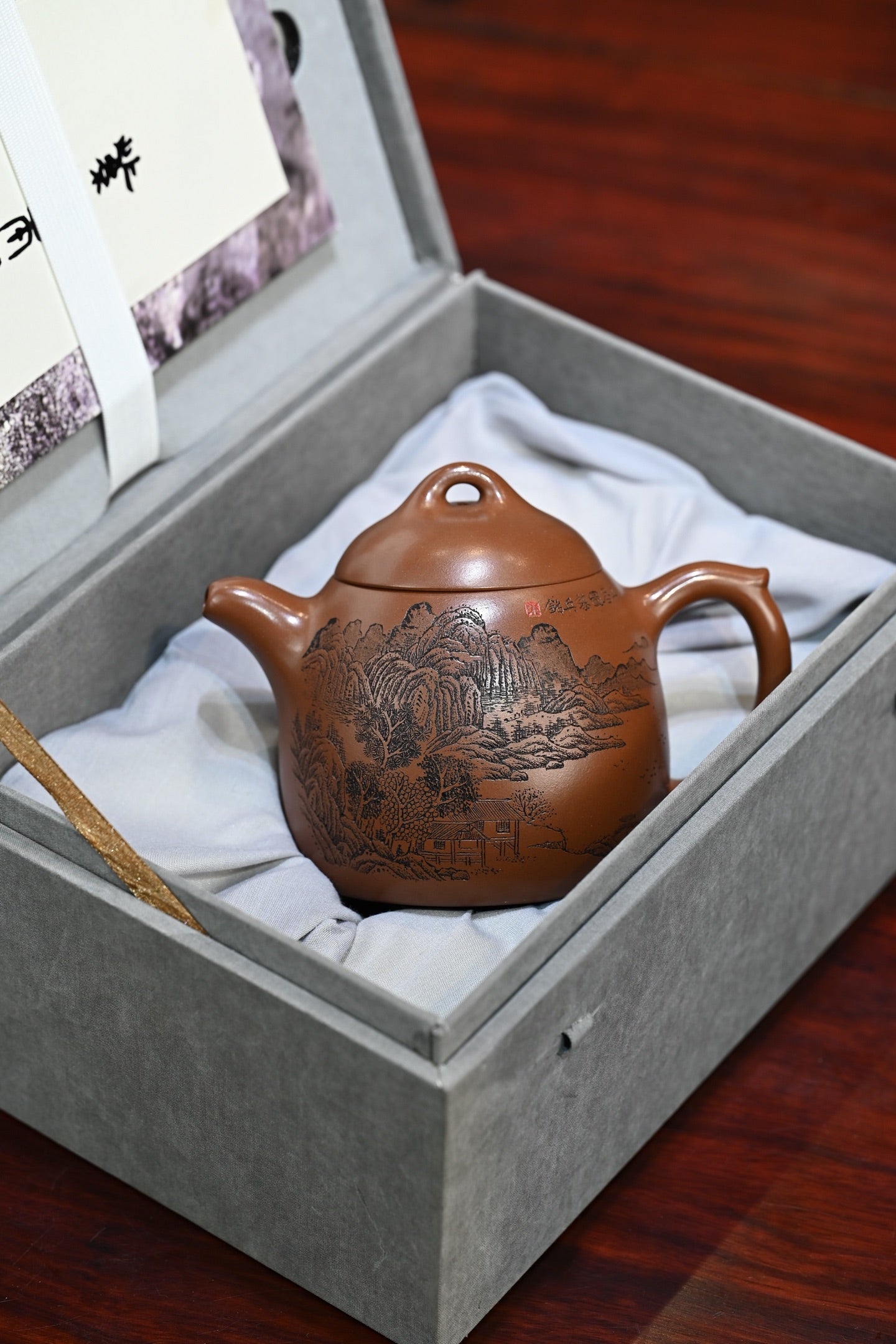 秦权·全手工 （省大师桑黎兵刻绘+双证书）/紫砂十二精英之首，国礼省大师桑黎兵父子合作作品容量450cc/特级紫泥