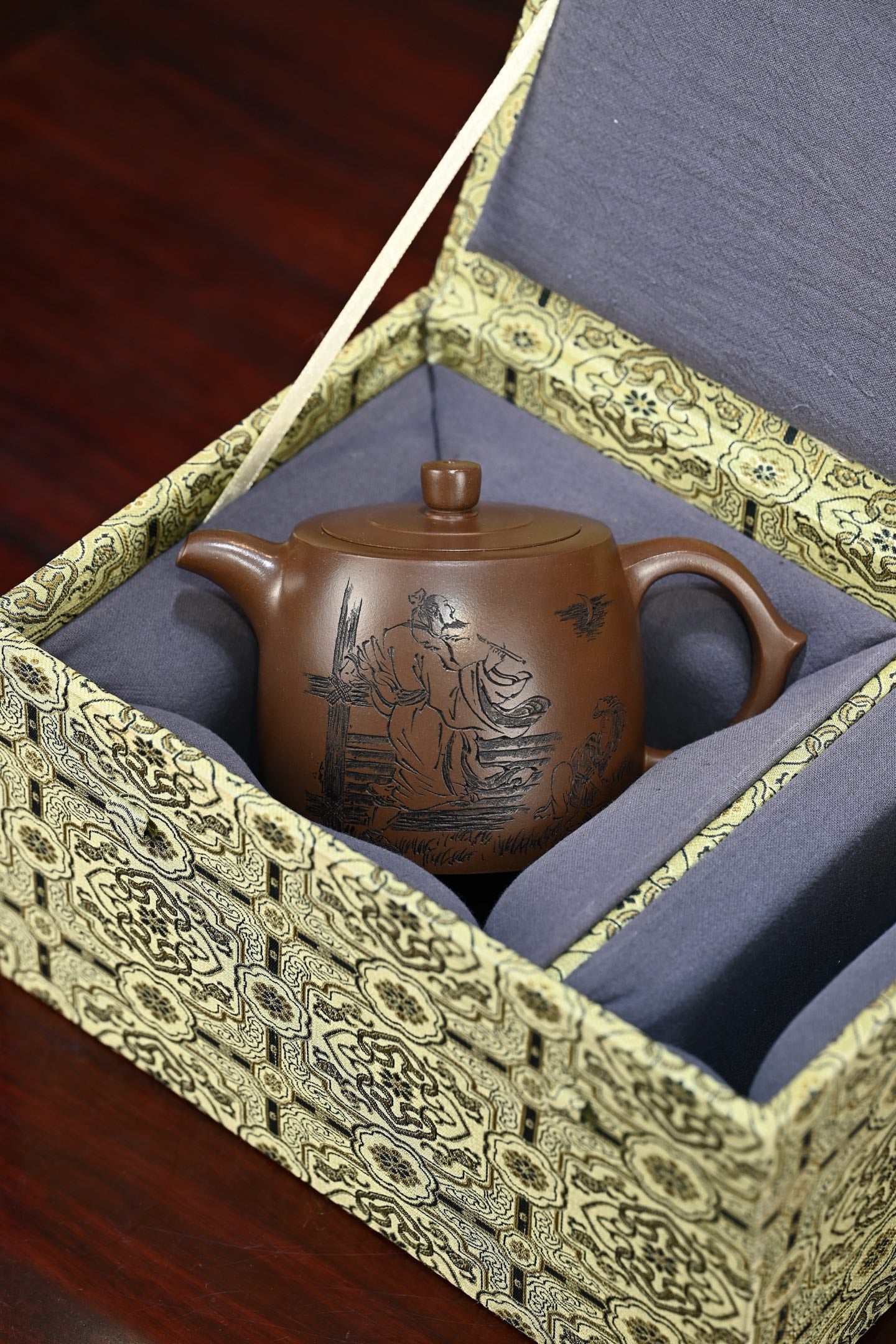 井栏·全手工（省大师桑黎兵刻绘+双证书）/紫砂十二精英之首，省大师桑黎兵儿子桑崧杰作品 /容量380cc/特级紫泥