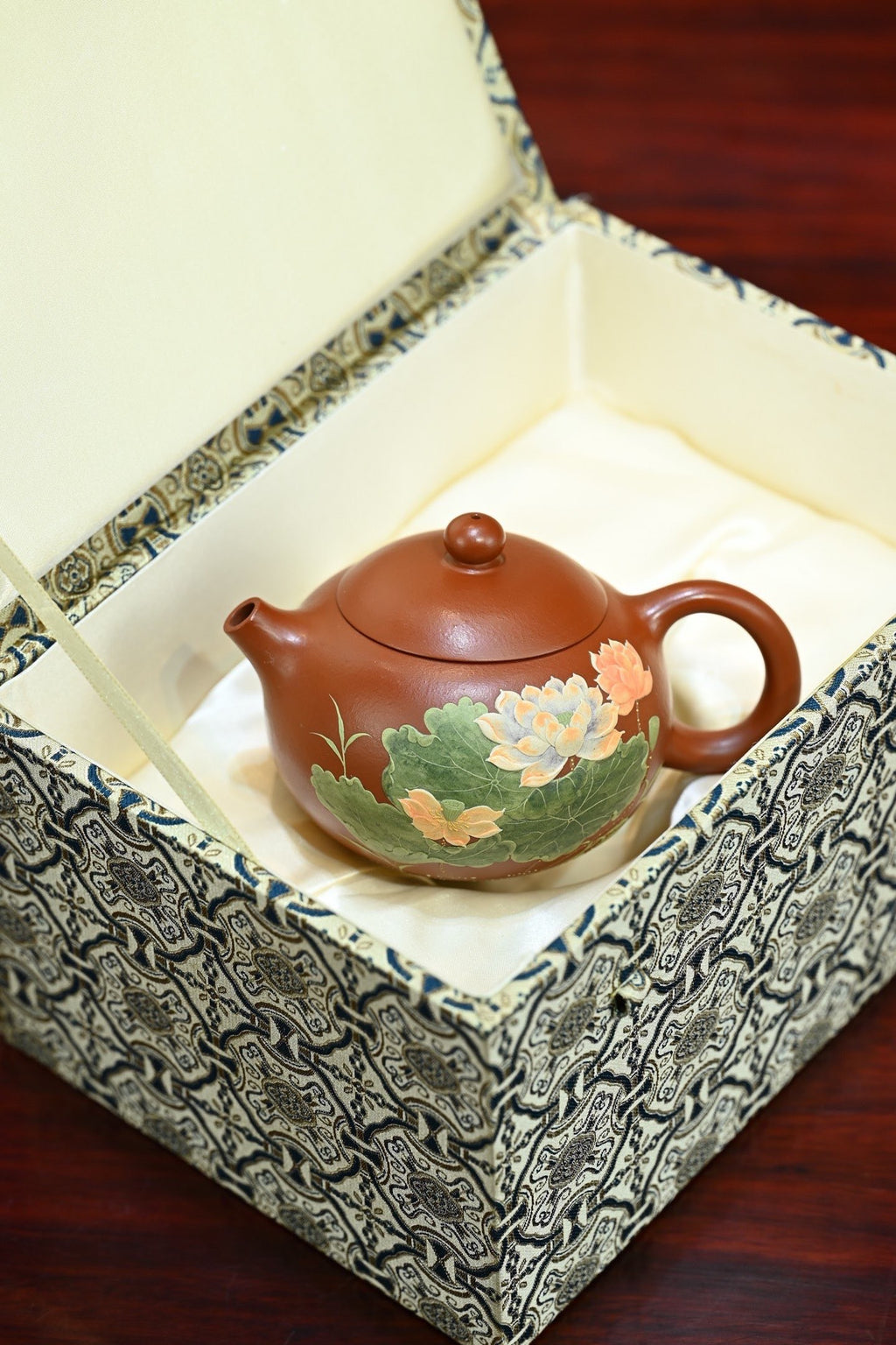 西施·全手工（省大师桑黎兵刻绘+双证书） /紫砂十二精英之首，省大师桑黎兵父子合作款/容量310cc/特级朱泥