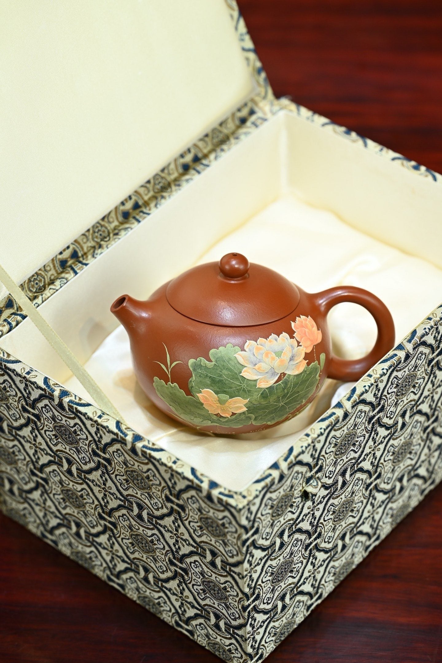 西施·全手工（省大师桑黎兵刻绘+双证书） /紫砂十二精英之首，省大师桑黎兵父子合作款/容量310cc/特级朱泥