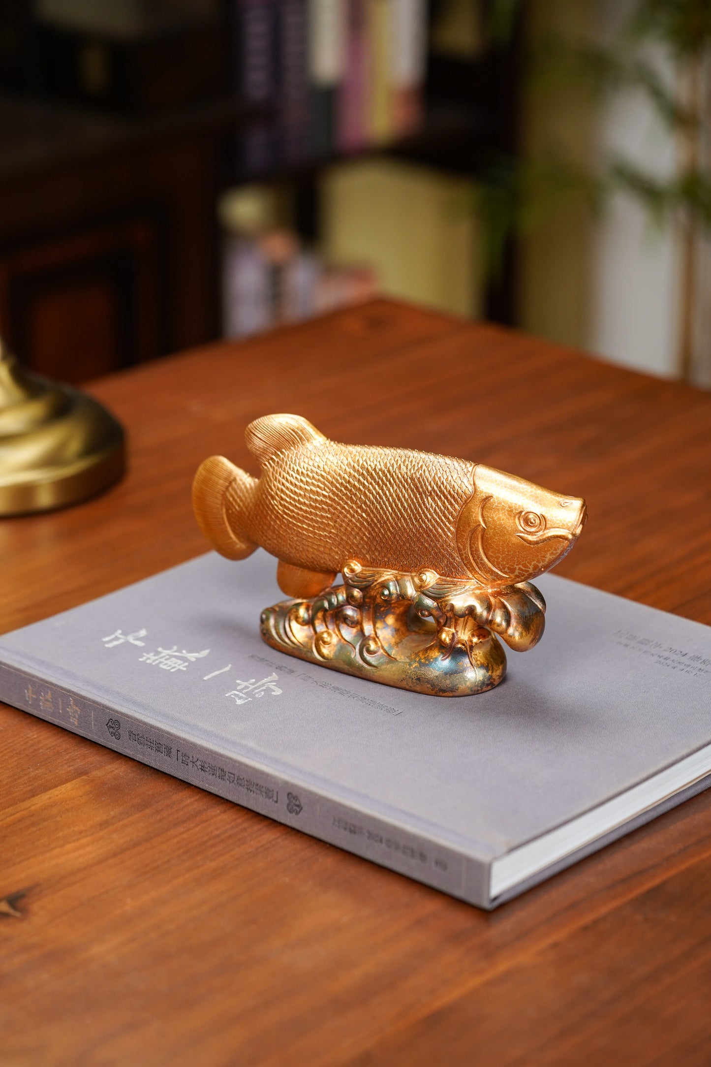 【特色礼藏重器】金鳞纳福·海浪承祥｜紫砂雕塑艺术家·张亚仙亲制·非遗黄金贝壳烧《金龙鱼》摆件