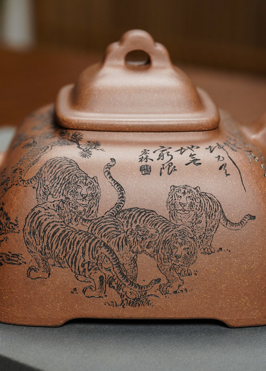 巨匠重器·🐯王者气韵｜陈宏林大师精刻稀有11虎【大孤菱壶】原矿极品段泥·660cc 巨匠神工·虎松呈瑞·陈宏林亲工