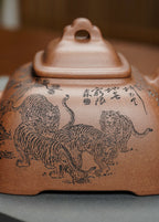 巨匠重器·🐯王者气韵｜陈宏林大师精刻稀有11虎【大孤菱壶】原矿极品段泥·660cc 巨匠神工·虎松呈瑞·陈宏林亲工
