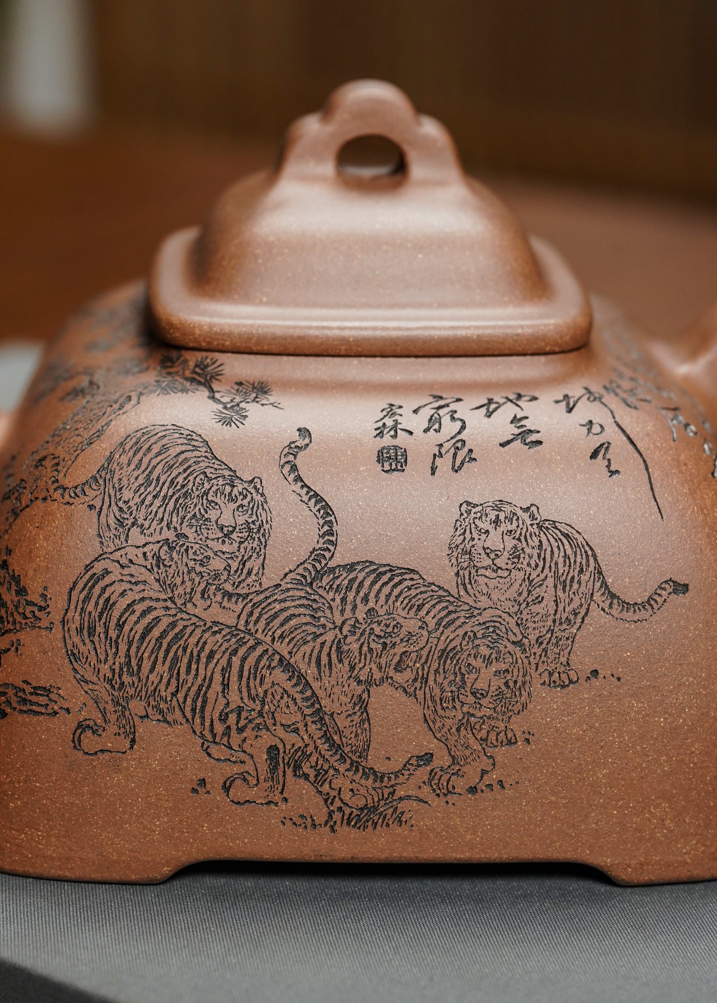 巨匠重器·🐯王者气韵｜陈宏林大师精刻稀有11虎【大孤菱壶】原矿极品段泥·660cc 巨匠神工·虎松呈瑞·陈宏林亲工