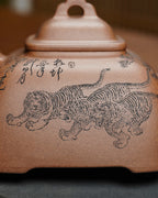 巨匠重器·🐯王者气韵｜陈宏林大师精刻稀有11虎【大孤菱壶】原矿极品段泥·660cc 巨匠神工·虎松呈瑞·陈宏林亲工