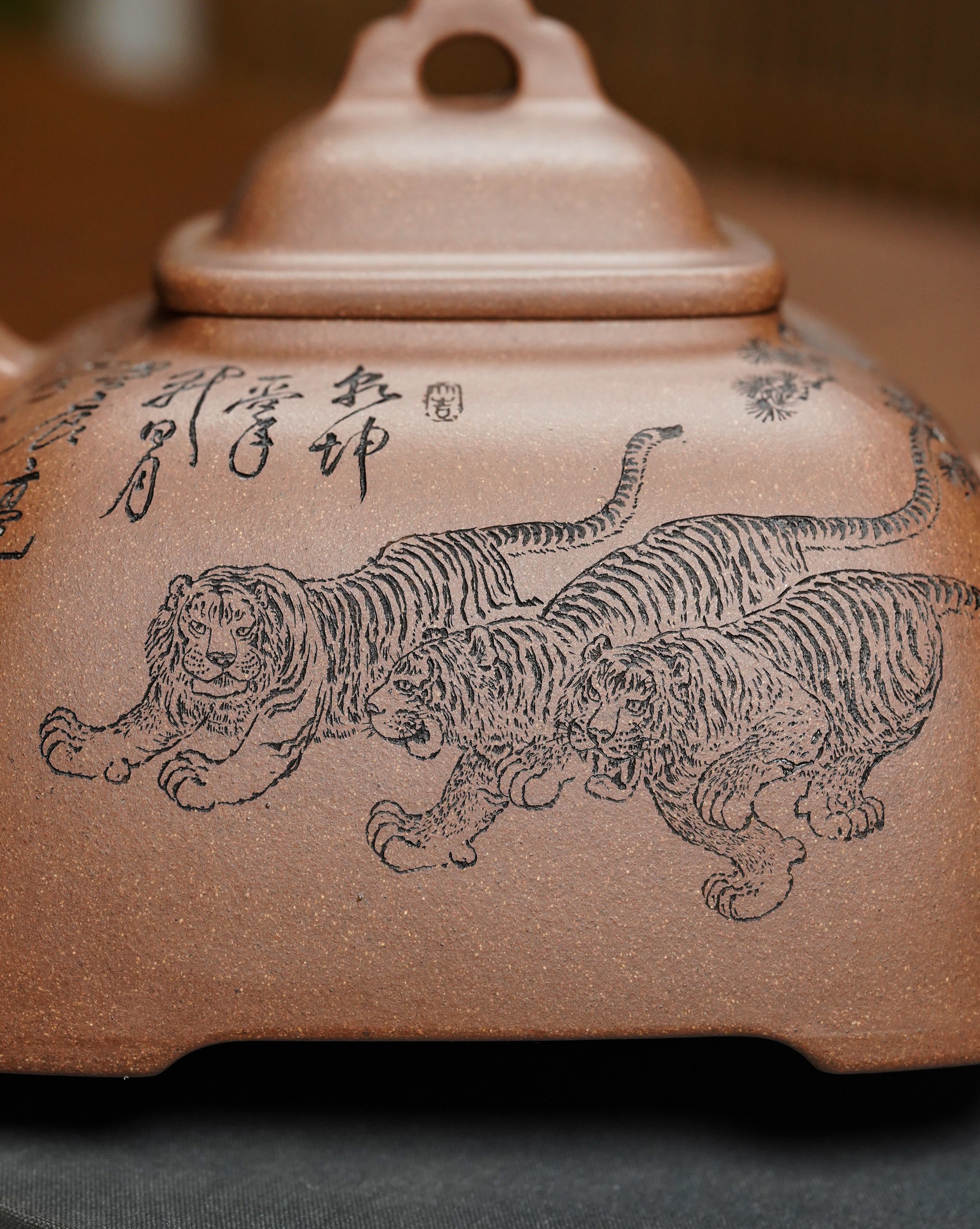 巨匠重器·🐯王者气韵｜陈宏林大师精刻稀有11虎【大孤菱壶】原矿极品段泥·660cc 巨匠神工·虎松呈瑞·陈宏林亲工