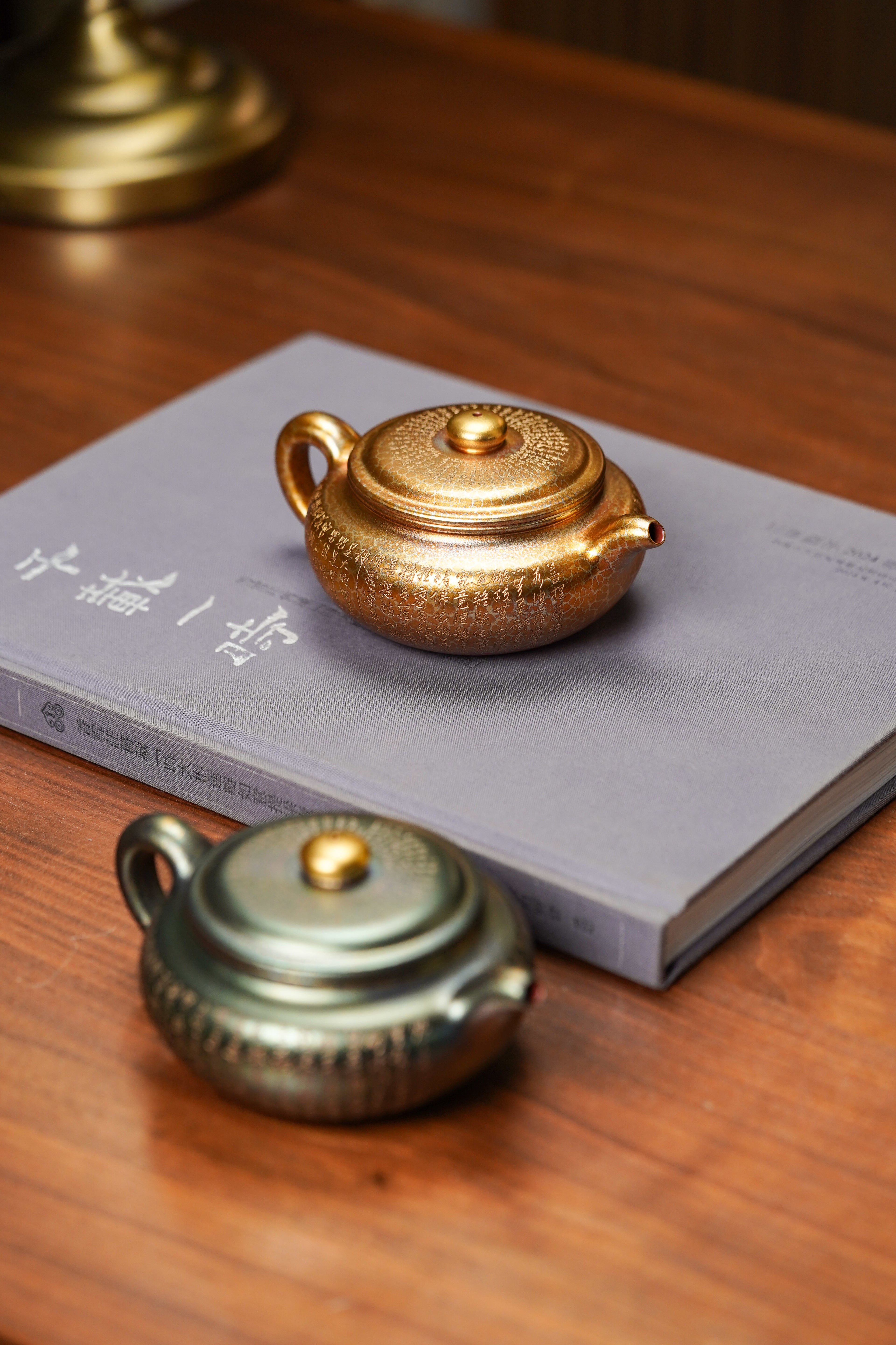 一器藏心经·紫砂纳万福｜郑求标大师｜双心经至尊藏品《扁腹壶》原矿优质底槽清·260cc(紫晶贝壳烧)