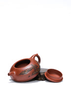 【彩刻江山 礼藏之巅】紫砂界彩刻山水标杆·李峰大师｜恭王府馆藏臻品《过桥扁腹壶》原矿优质底槽清·300cc