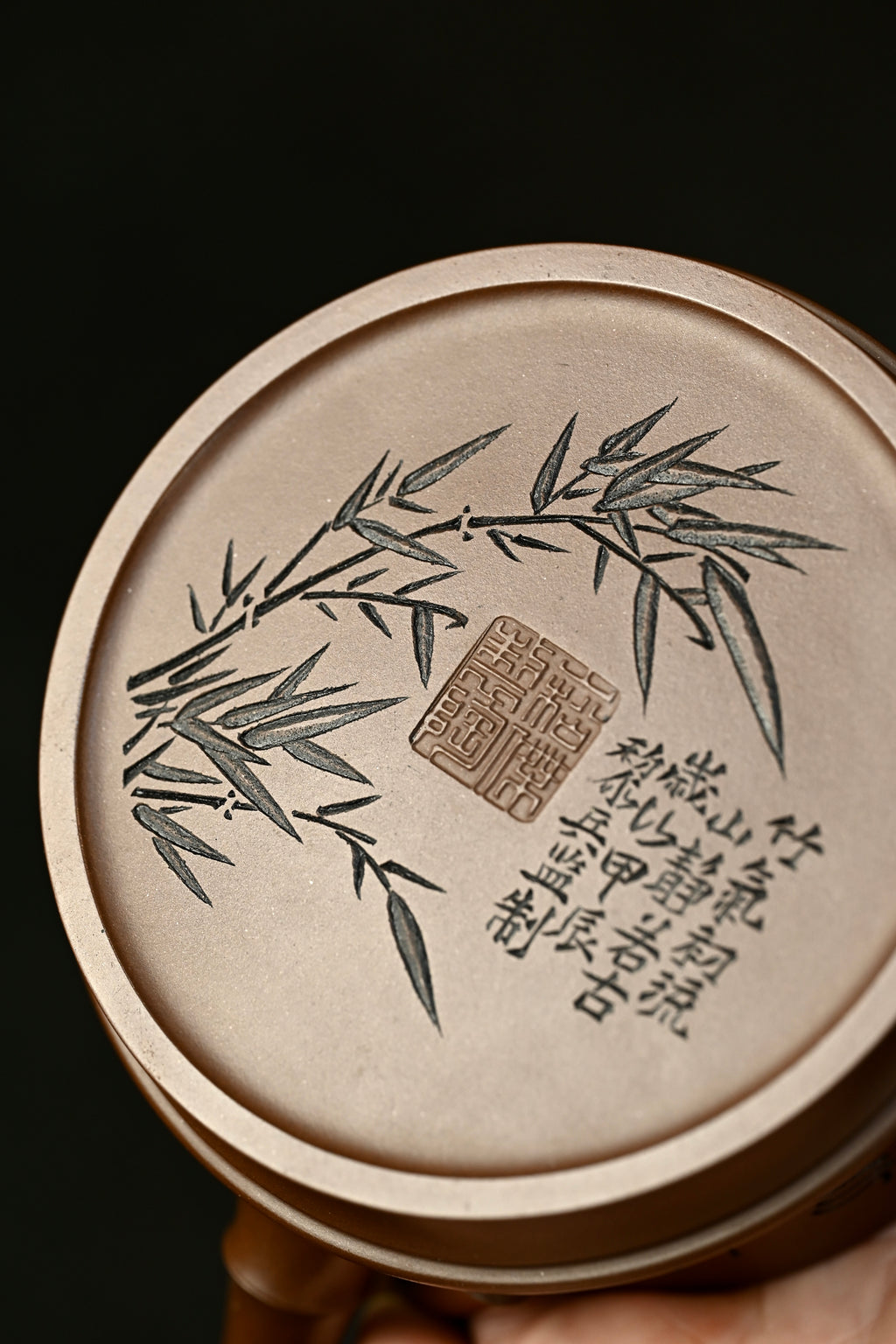 劲竹提梁·全手工 （省大师桑黎兵刻绘+双证书） /紫砂十二精英之首，省大师桑黎兵儿子桑崧杰作品 /容量380cc/特级紫泥