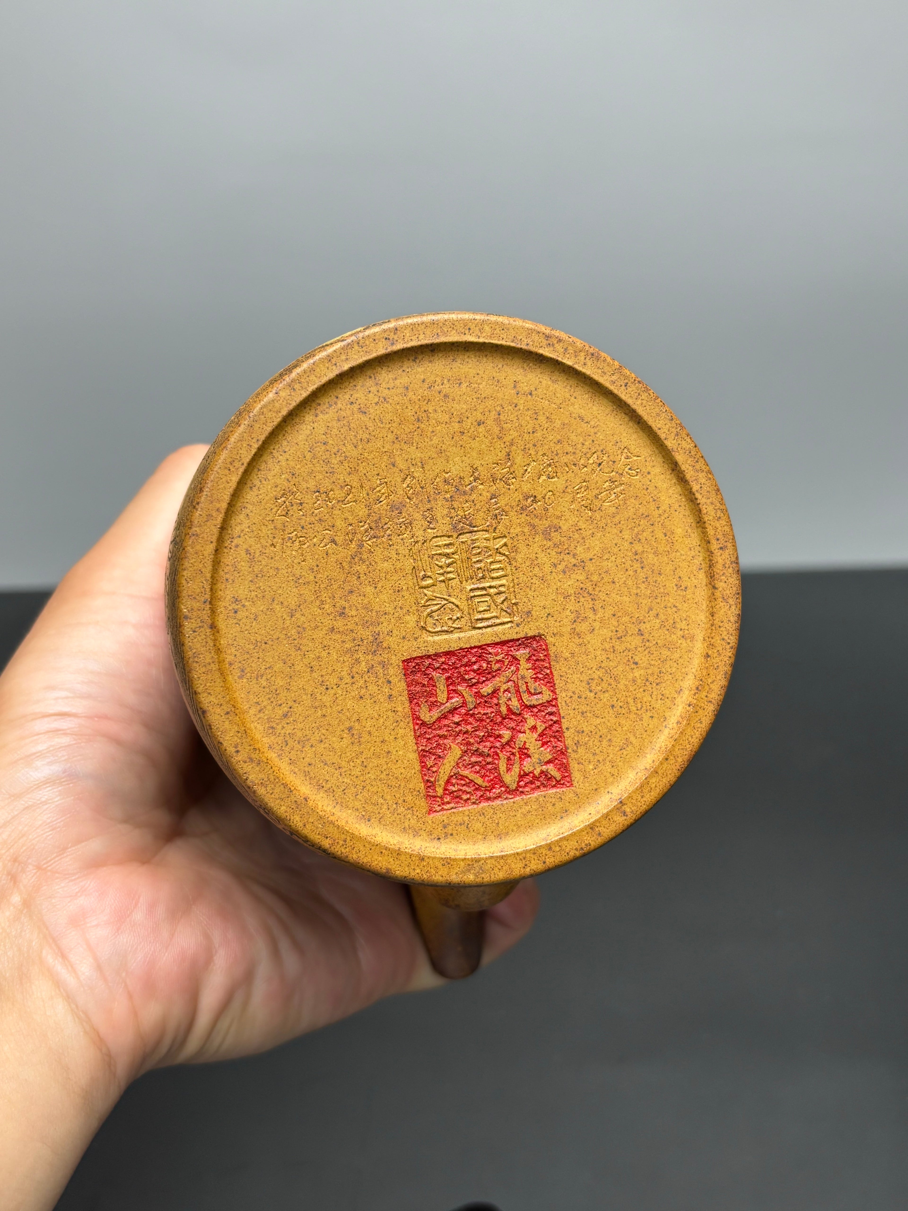 东盟紫砂行业领军人物新作【洋桶壶】 陶刻圣手—国礼艺术家(高级)（储国峰）东盟紫砂行业领军人物 国家级高级工艺美术师 _原矿黄金砂柴烧  450cc