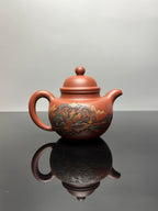 【紫砂藏界 稀缺孤品】古法彩刻巨匠·李峰大师～杜益君联袂款《寿珍掇球》原矿优质底槽清·500cc