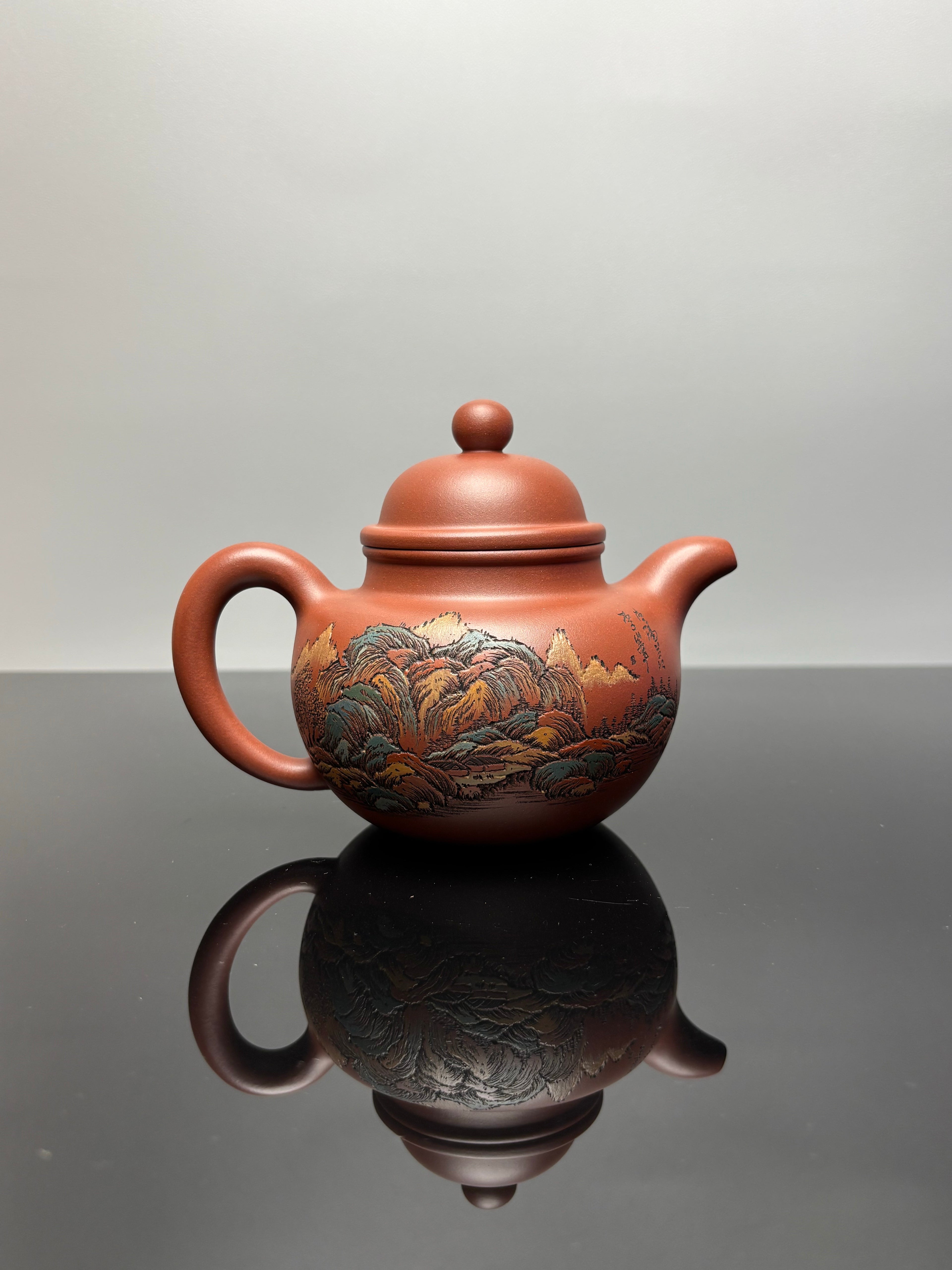 【紫砂藏界 稀缺孤品】古法彩刻巨匠·李峰大师～杜益君联袂款《寿珍掇球》原矿优质底槽清·500cc