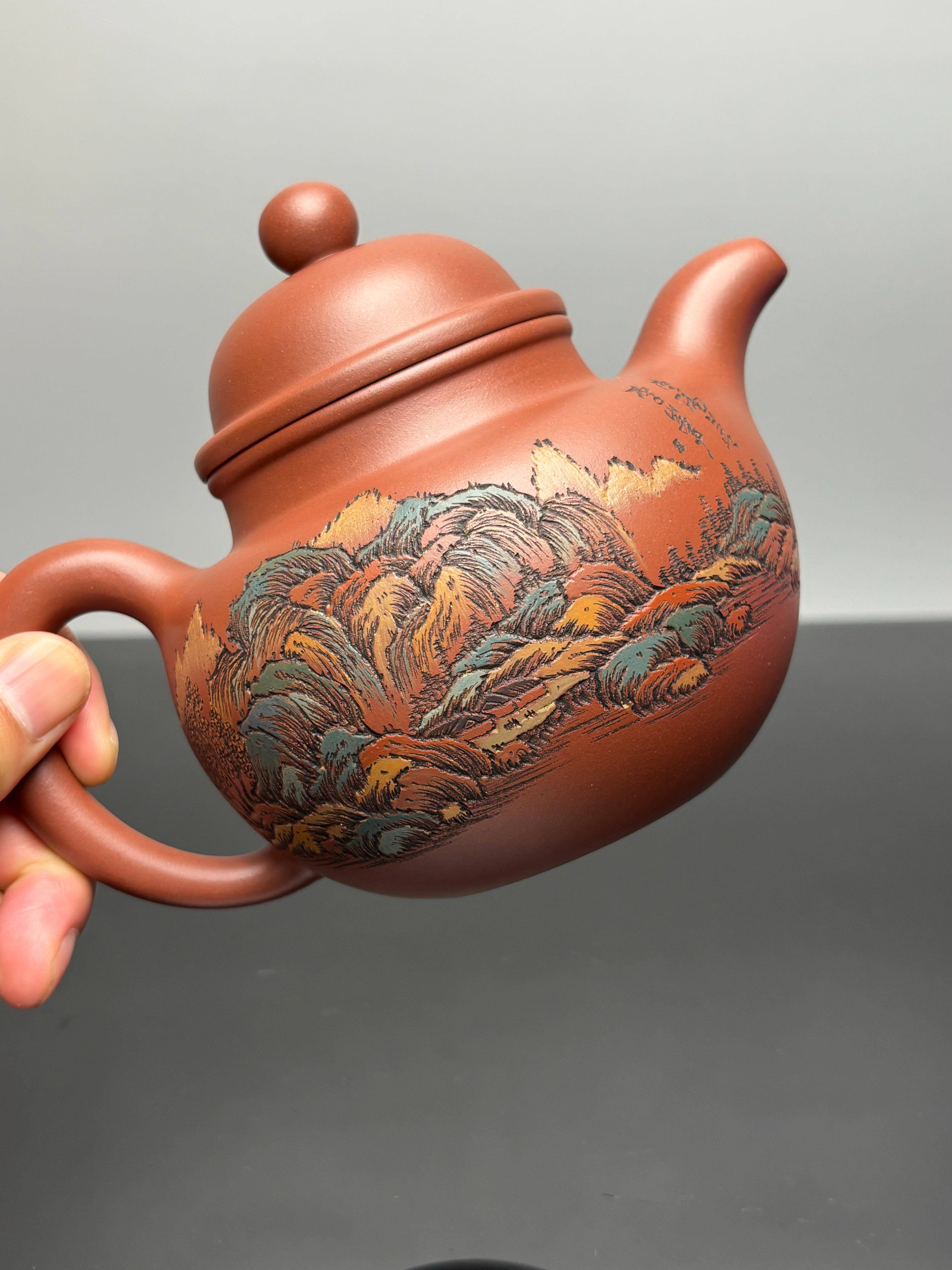 【紫砂藏界 稀缺孤品】古法彩刻巨匠·李峰大师～杜益君联袂款《寿珍掇球》原矿优质底槽清·500cc