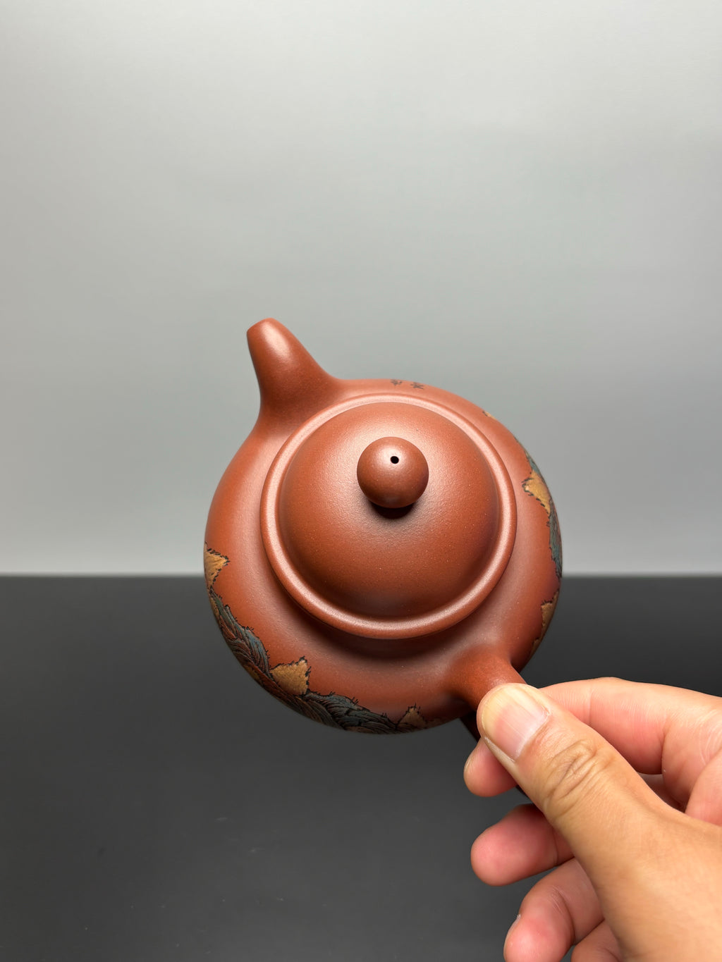 【紫砂藏界 稀缺孤品】古法彩刻巨匠·李峰大师～杜益君联袂款《寿珍掇球》原矿优质底槽清·500cc