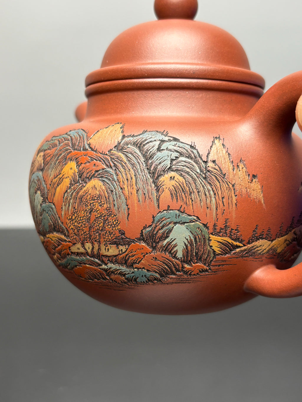 【紫砂藏界 稀缺孤品】古法彩刻巨匠·李峰大师～杜益君联袂款《寿珍掇球》原矿优质底槽清·500cc