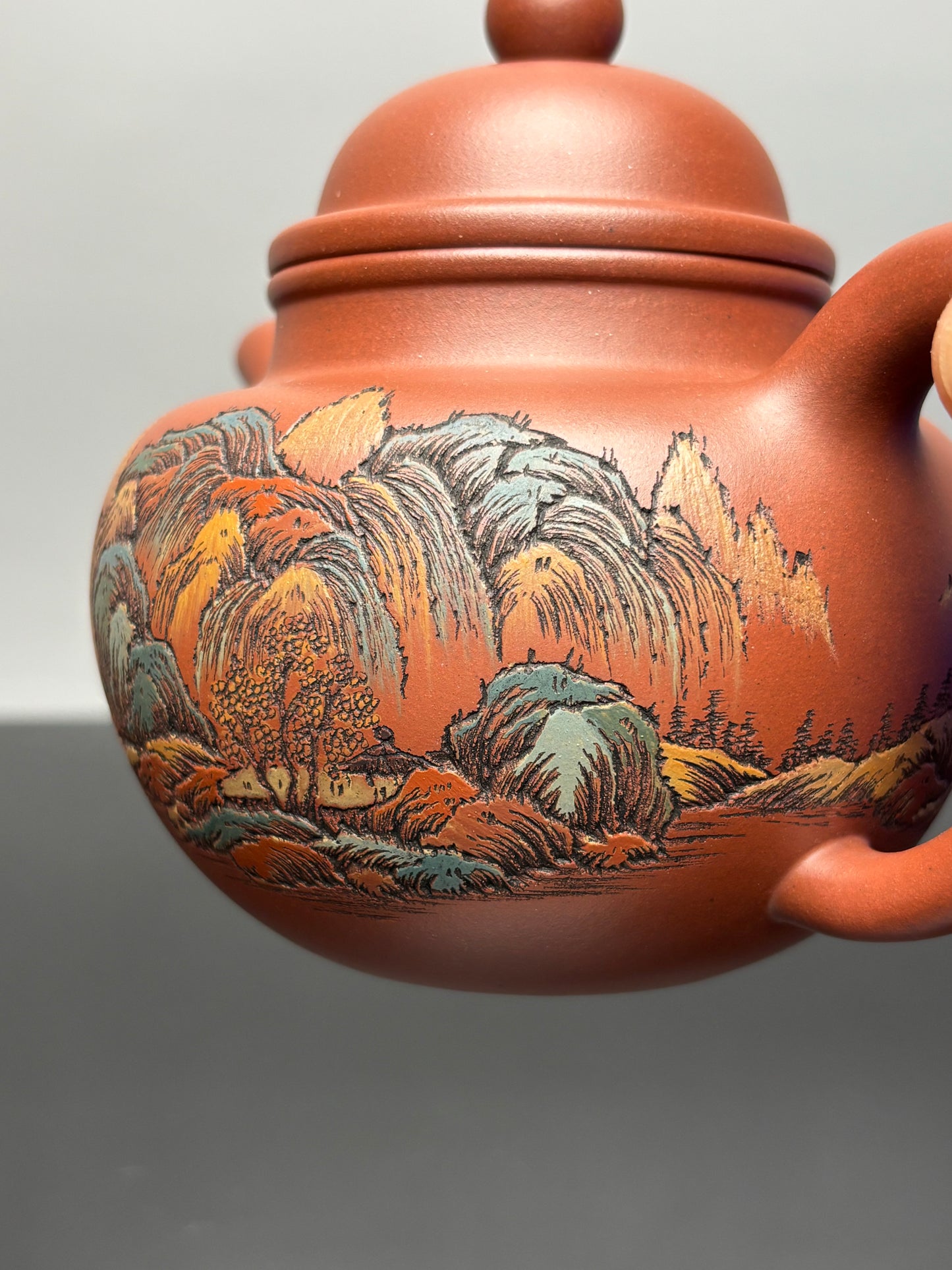 【紫砂藏界 稀缺孤品】古法彩刻巨匠·李峰大师～杜益君联袂款《寿珍掇球》原矿优质底槽清·500cc