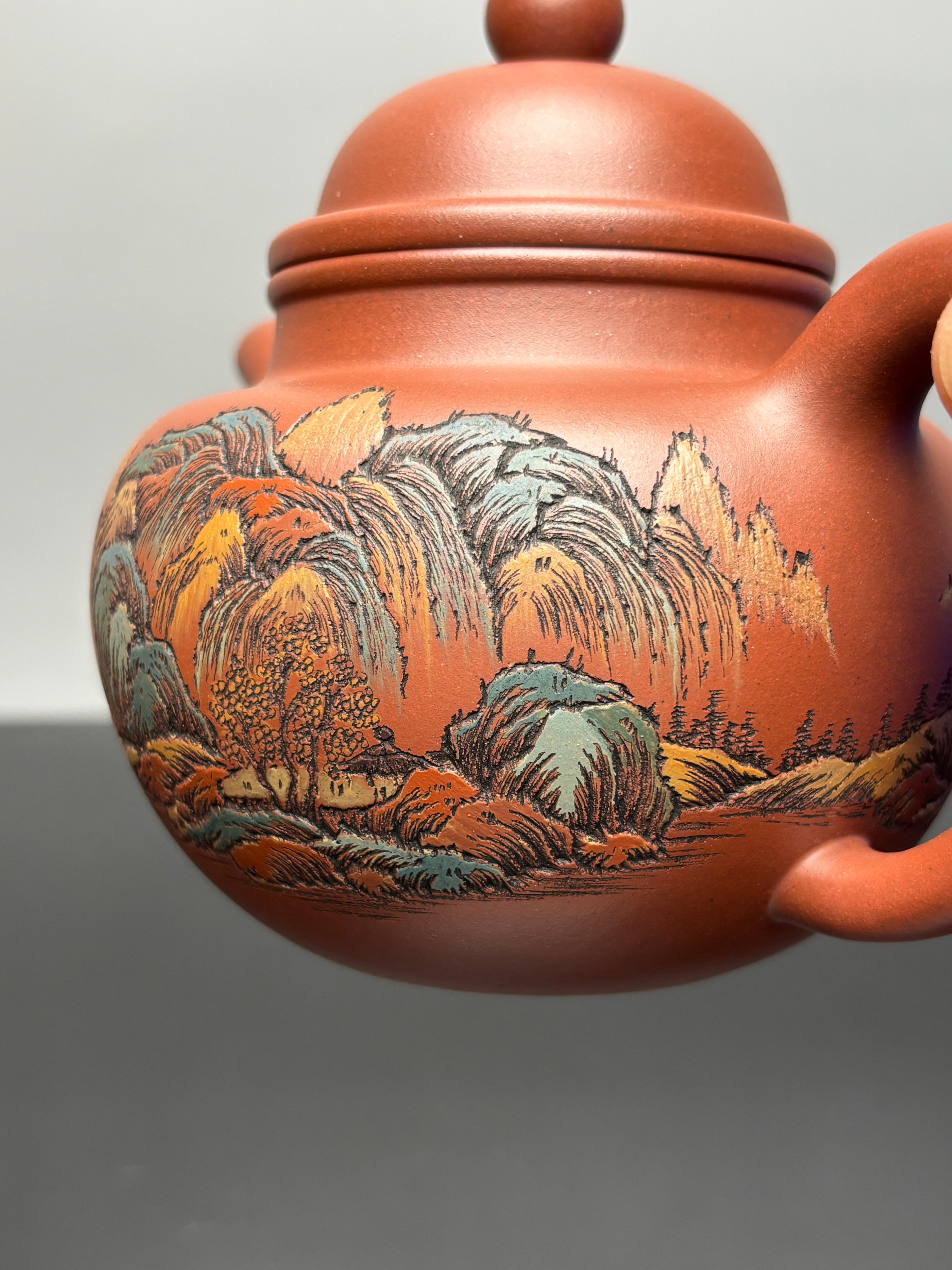 【紫砂藏界 稀缺孤品】古法彩刻巨匠·李峰大师～杜益君联袂款《寿珍掇球》原矿优质底槽清·500cc