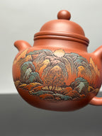 【紫砂藏界 稀缺孤品】古法彩刻巨匠·李峰大师～杜益君联袂款《寿珍掇球》原矿优质底槽清·500cc