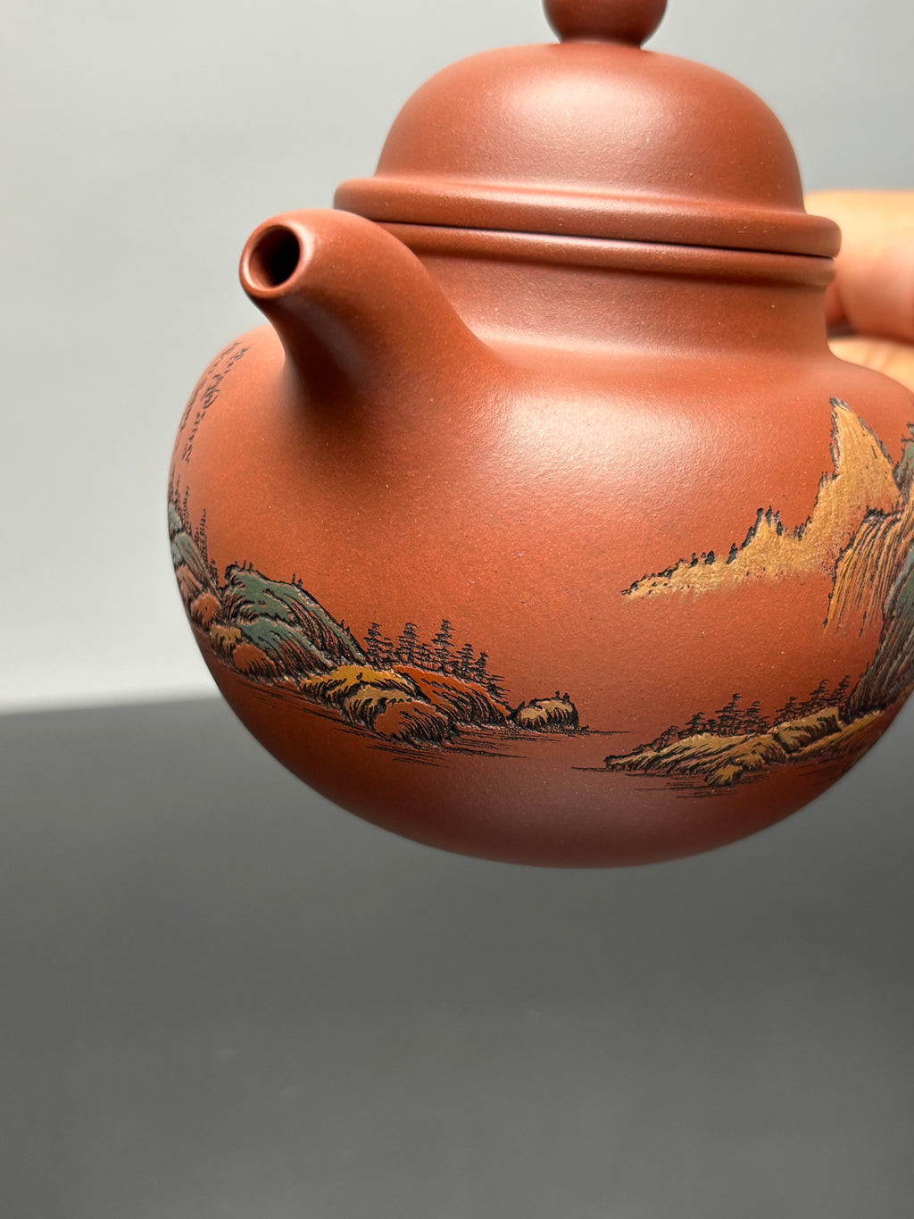 【紫砂藏界 稀缺孤品】古法彩刻巨匠·李峰大师～杜益君联袂款《寿珍掇球》原矿优质底槽清·500cc