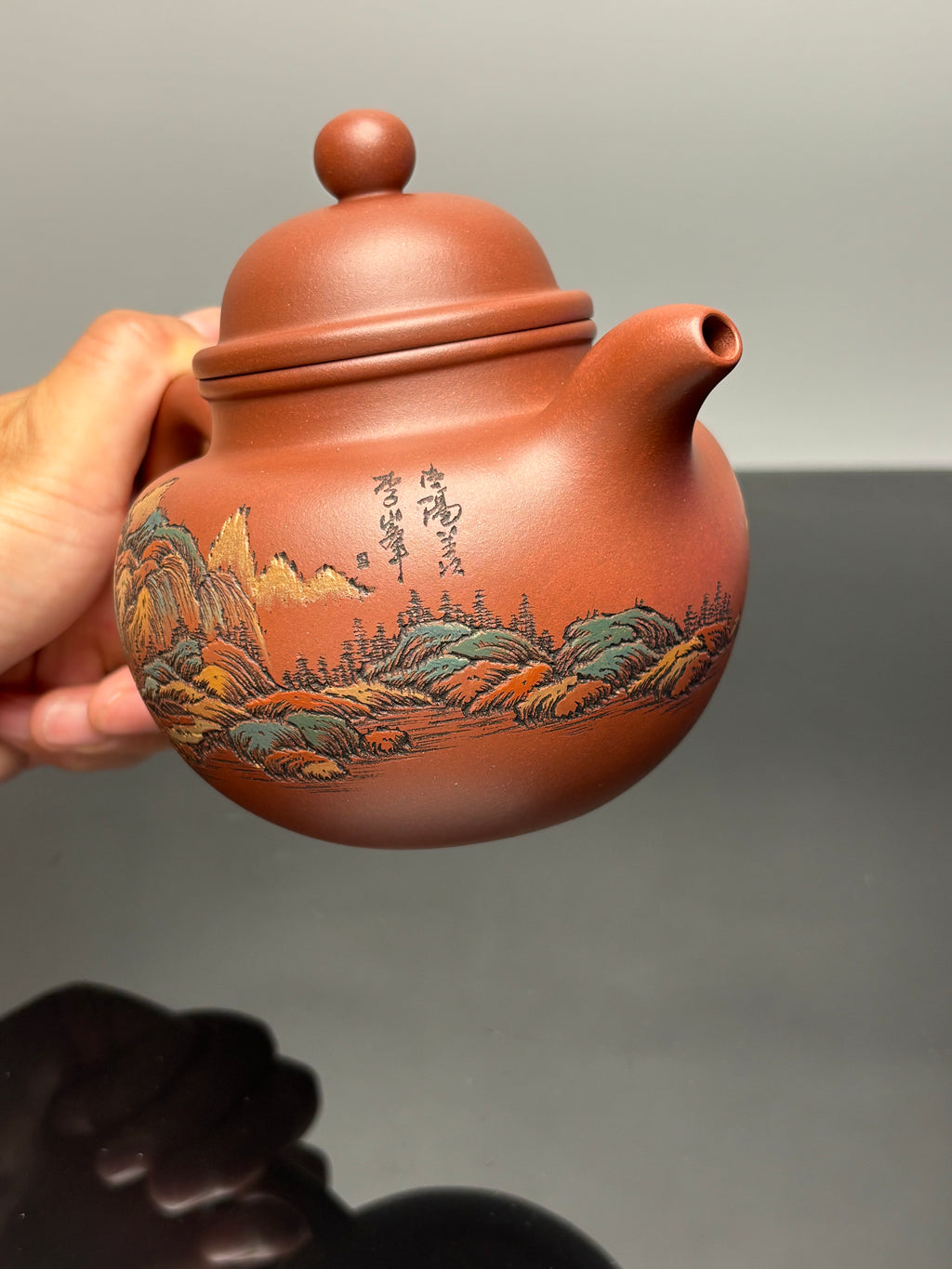 【紫砂藏界 稀缺孤品】古法彩刻巨匠·李峰大师～杜益君联袂款《寿珍掇球》原矿优质底槽清·500cc