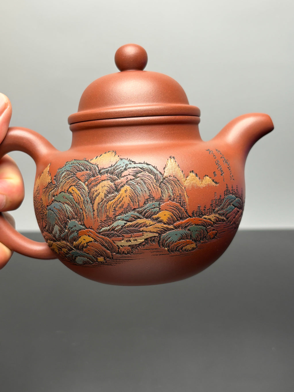 【紫砂藏界 稀缺孤品】古法彩刻巨匠·李峰大师～杜益君联袂款《寿珍掇球》原矿优质底槽清·500cc