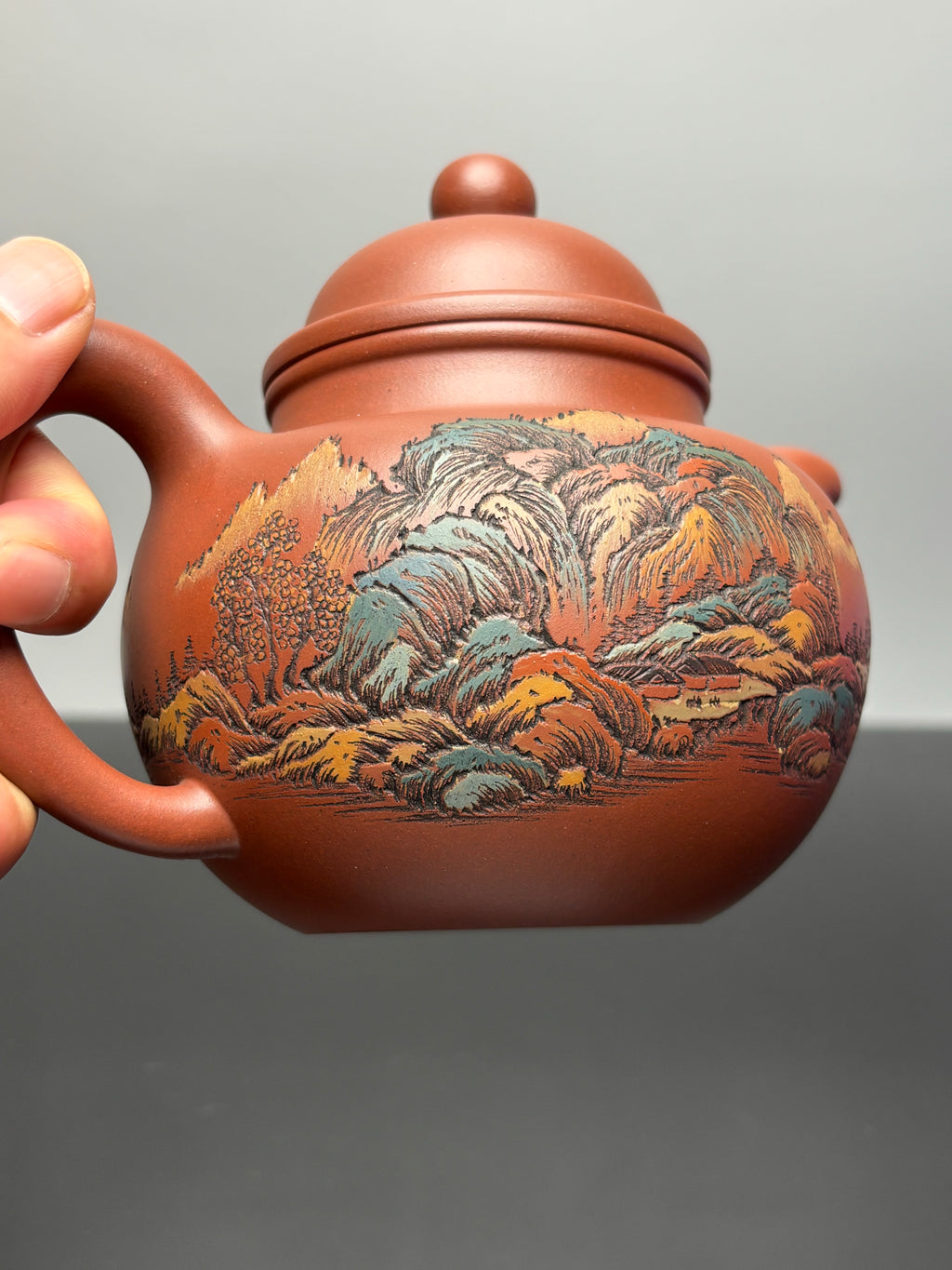【紫砂藏界 稀缺孤品】古法彩刻巨匠·李峰大师～杜益君联袂款《寿珍掇球》原矿优质底槽清·500cc