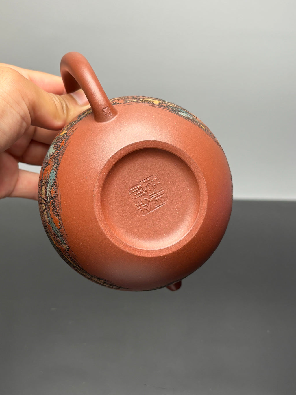 【紫砂藏界 稀缺孤品】古法彩刻巨匠·李峰大师～杜益君联袂款《寿珍掇球》原矿优质底槽清·500cc