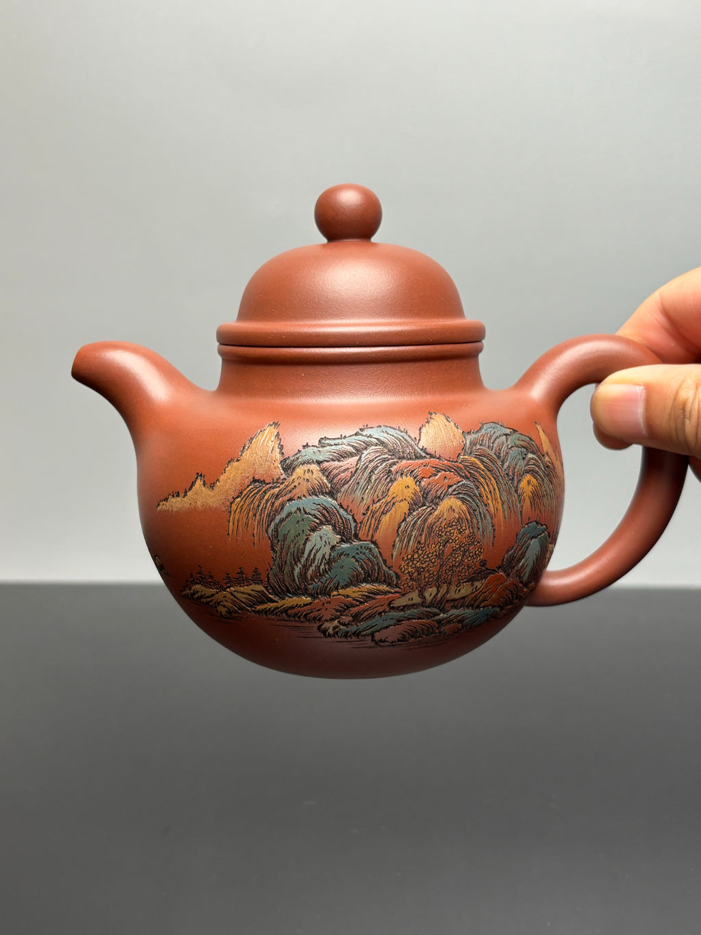 【紫砂藏界 稀缺孤品】古法彩刻巨匠·李峰大师～杜益君联袂款《寿珍掇球》原矿优质底槽清·500cc