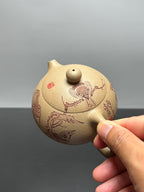 新品❤️宋元工笔，刀刀见骨，中华神刀·刻绘巅峰 🇨🇳杨喜雨大师陶刻巅峰臻品《西施壶》原矿优质段泥·330cc