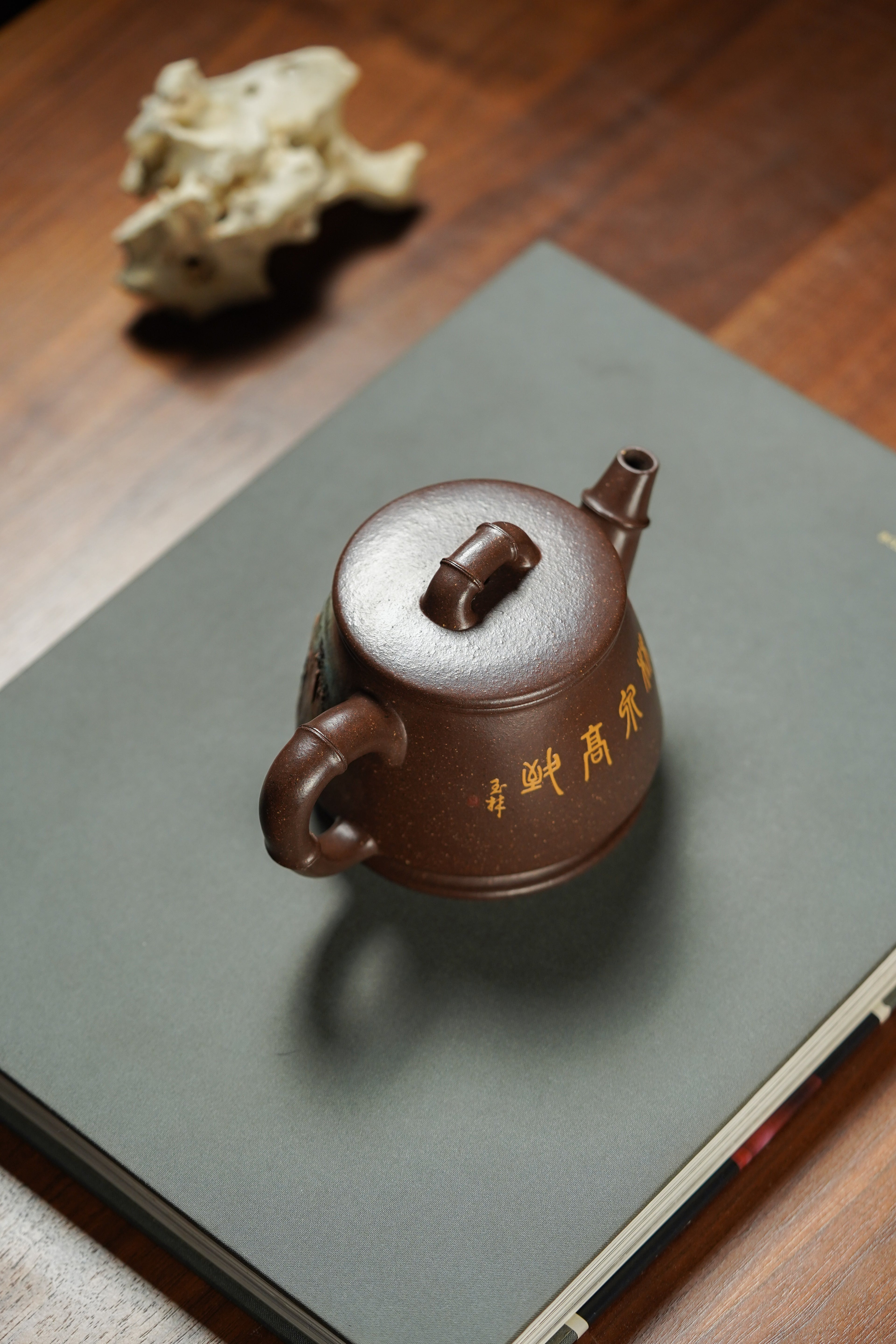 新品上架👏双宗师合璧·紫砂史巅峰 🇨🇳 紫砂界天花板｜何光宏·邱玉林联袂创作《竹节石瓢壶》原矿优质紫玉金砂·330cc