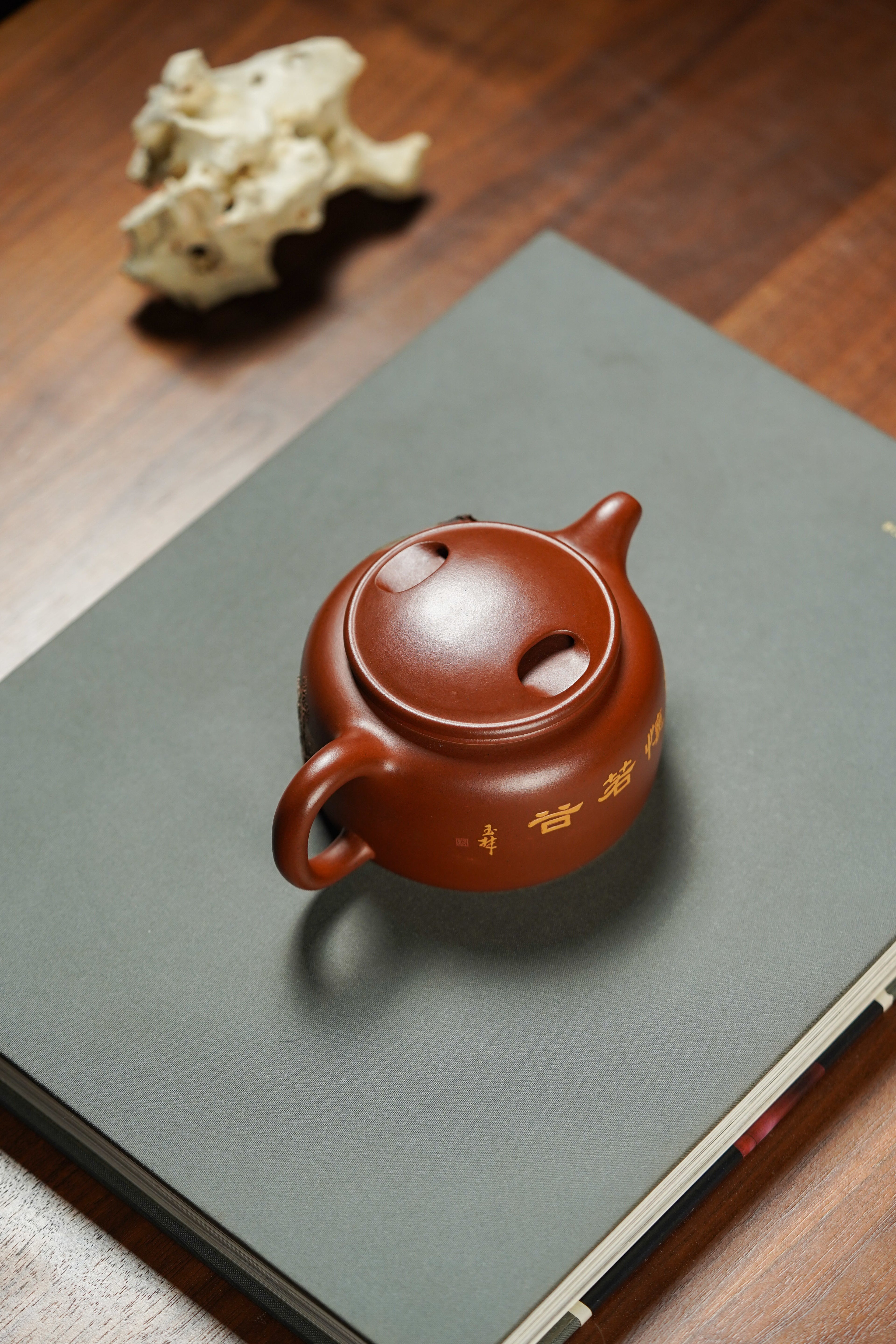 重器新品👍双宗师合璧·紫砂史巅峰 🇨🇳 紫砂界天花板｜何光宏·邱玉林联袂创作《牛盖莲子壶》原矿优质底槽清·260cc