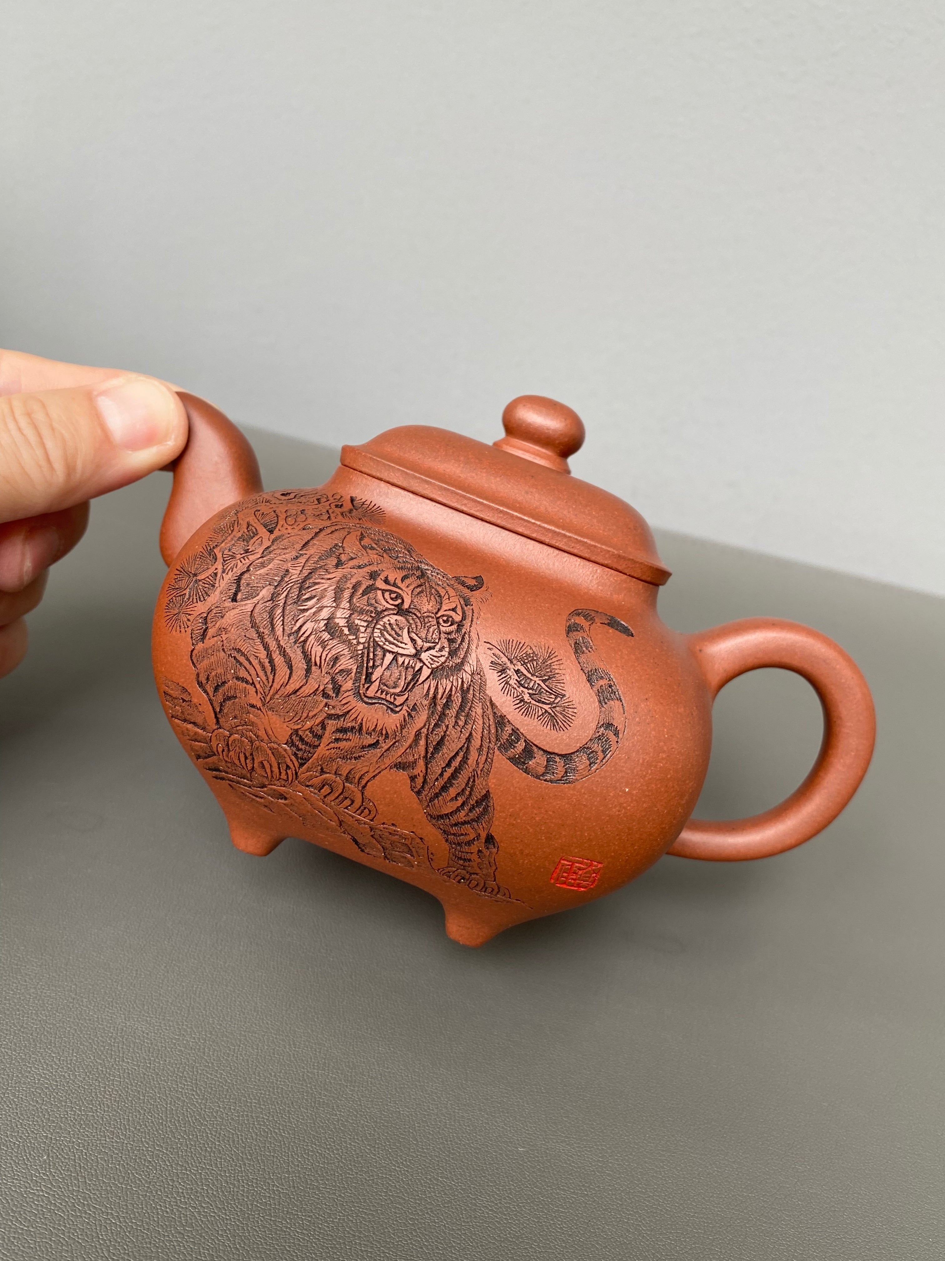 中华神刀·刻绘巅峰｜杨喜雨大师顶流臻品《传炉壶》原矿优质底槽清·410cc 紫砂刻绘全能艺术名家·杨喜雨 亲工