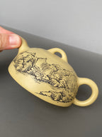 紫砂界陶刻艺术名家·李峰臻品《半月壶》礼藏双绝 传世雅器原矿优质本山绿·180cc 国大师吴鸣高徒·李峰亲工