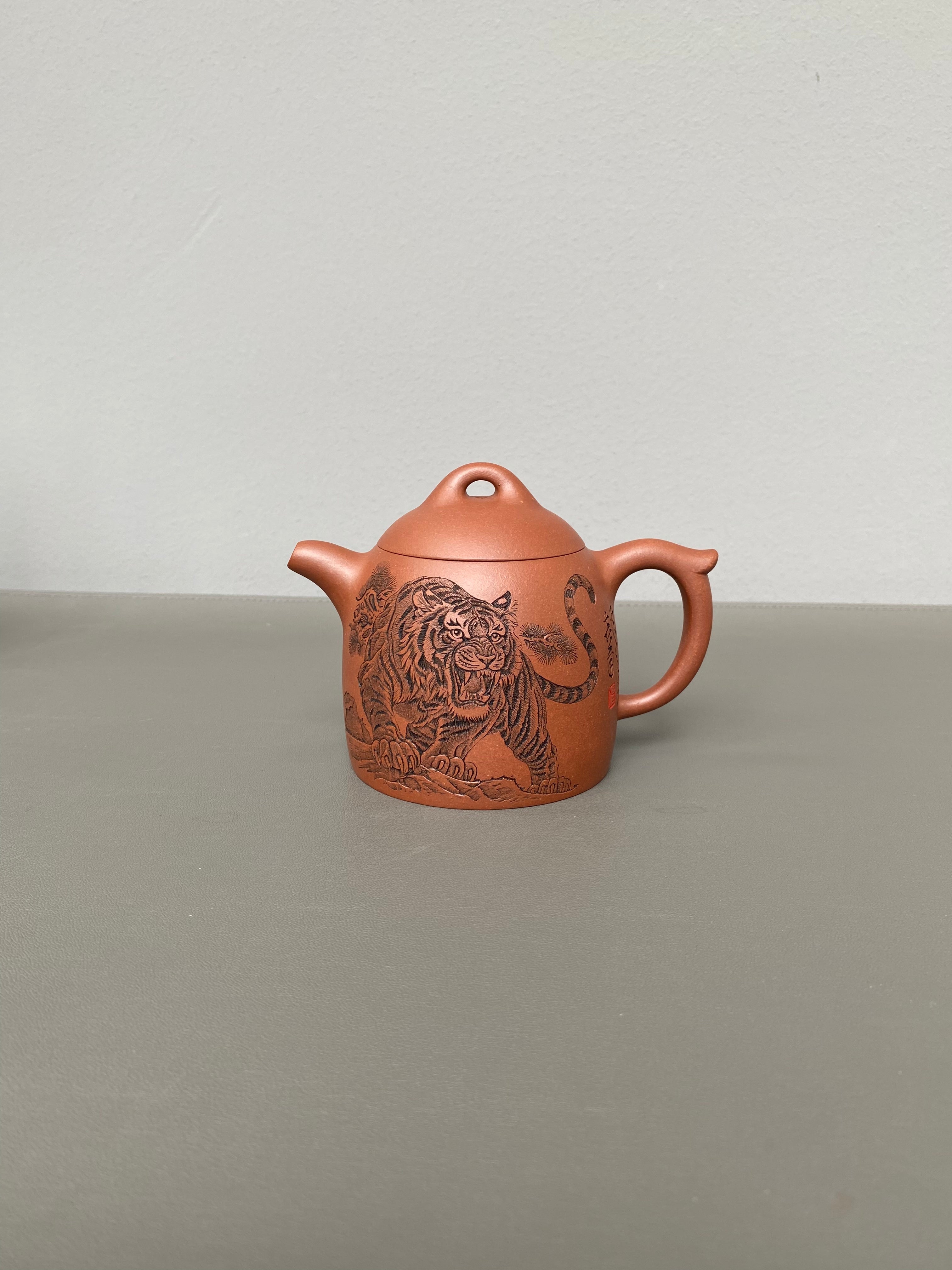 中华神刀·刻绘巅峰｜杨喜雨大师顶流臻品《秦权壶》原矿优质底槽清·260cc ——紫砂刻绘全能艺术名家·杨喜雨 亲工