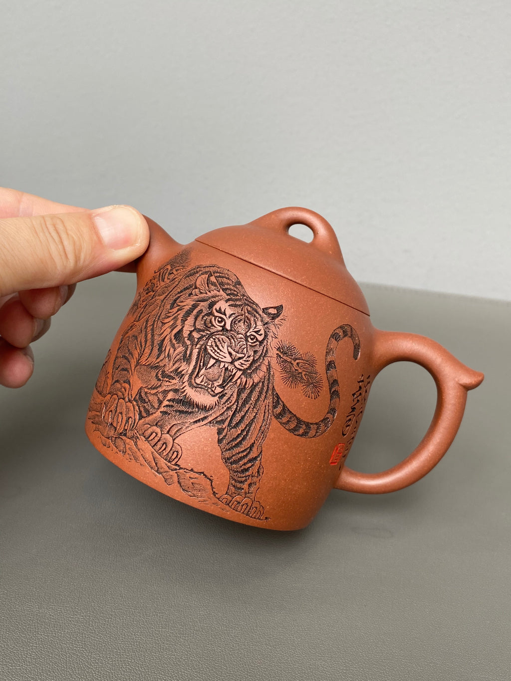 中华神刀·刻绘巅峰｜杨喜雨大师顶流臻品《秦权壶》原矿优质底槽清·260cc ——紫砂刻绘全能艺术名家·杨喜雨 亲工