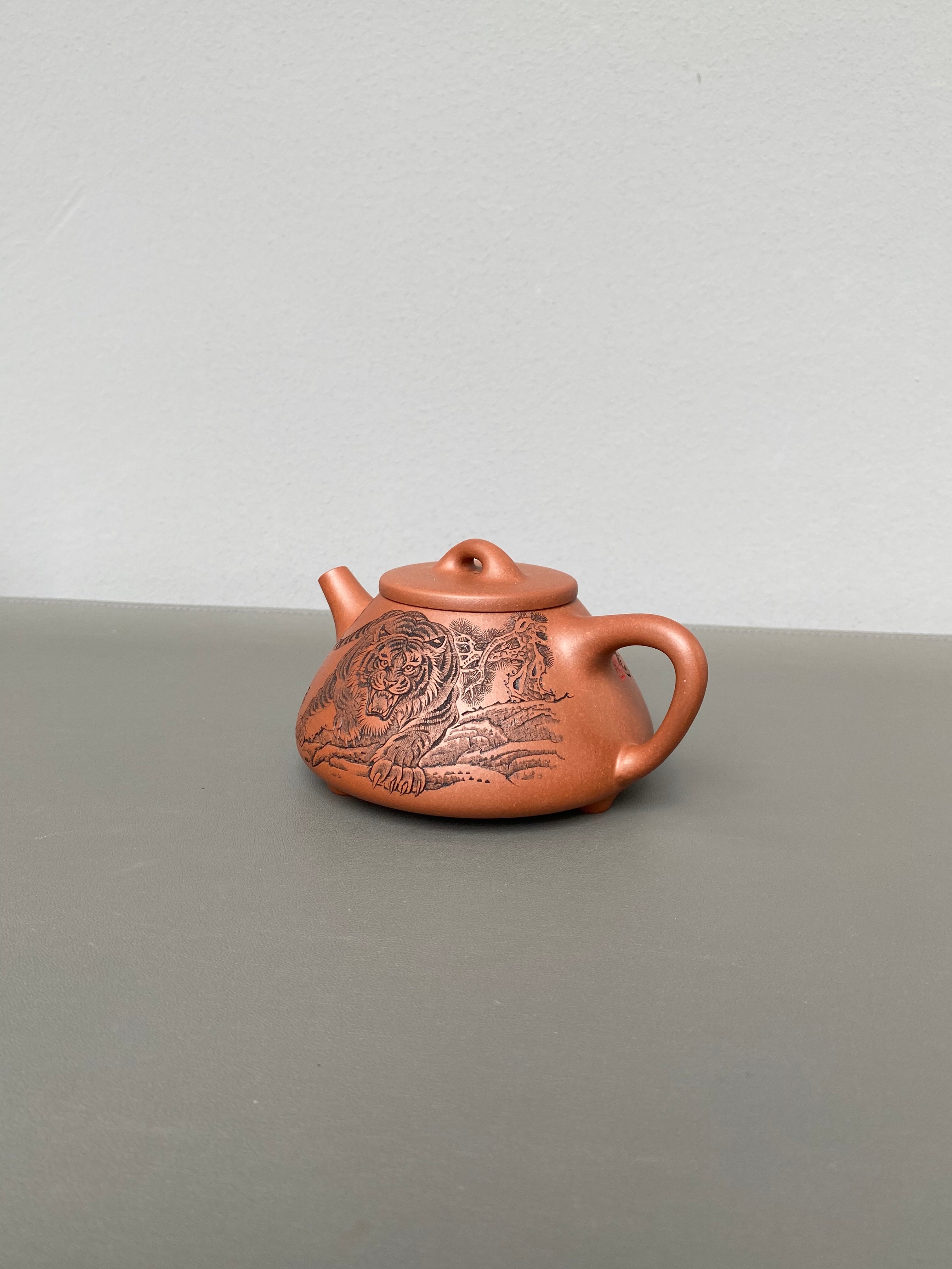 中华神刀·刻绘巅峰｜杨喜雨大师顶流臻品《子冶石瓢壶》原矿优质底槽清·260cc ——紫砂刻绘全能艺术名家·杨喜雨 亲工