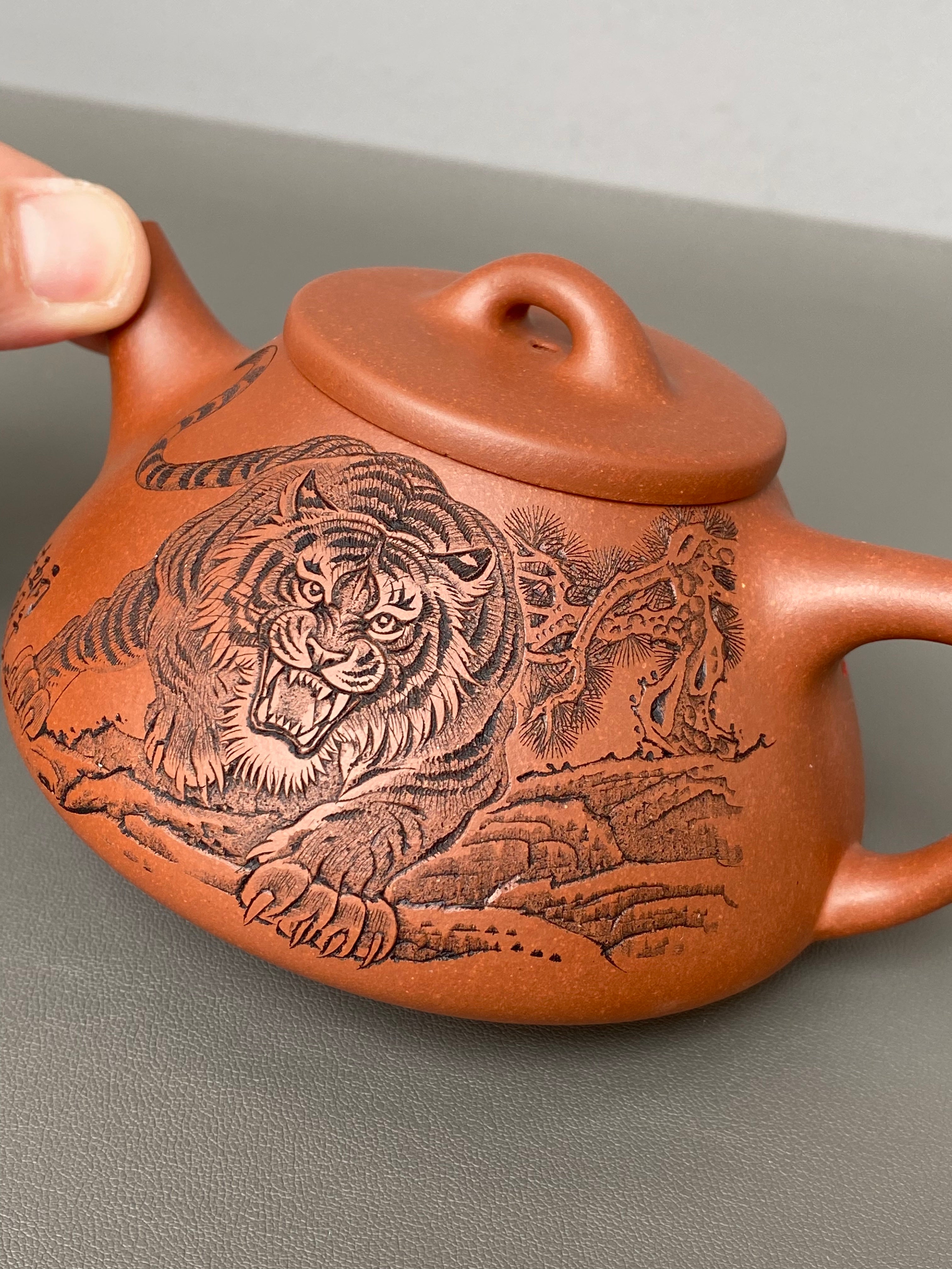 中华神刀·刻绘巅峰｜杨喜雨大师顶流臻品《子冶石瓢壶》原矿优质底槽清·260cc ——紫砂刻绘全能艺术名家·杨喜雨 亲工