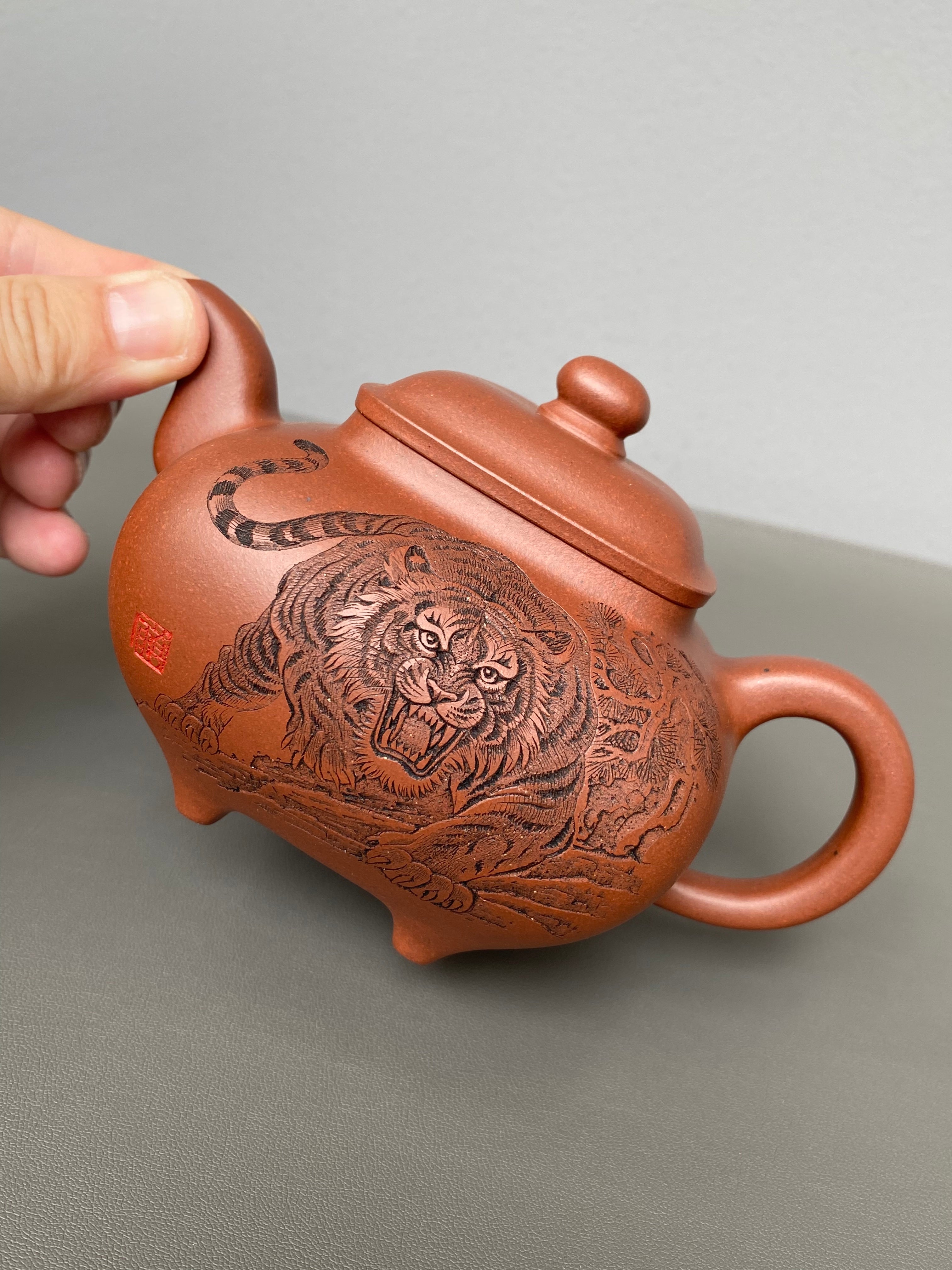 中华神刀·刻绘巅峰｜杨喜雨大师顶流臻品《传炉壶》原矿优质底槽清·410cc ——紫砂刻绘全能艺术名家·杨喜雨 亲工