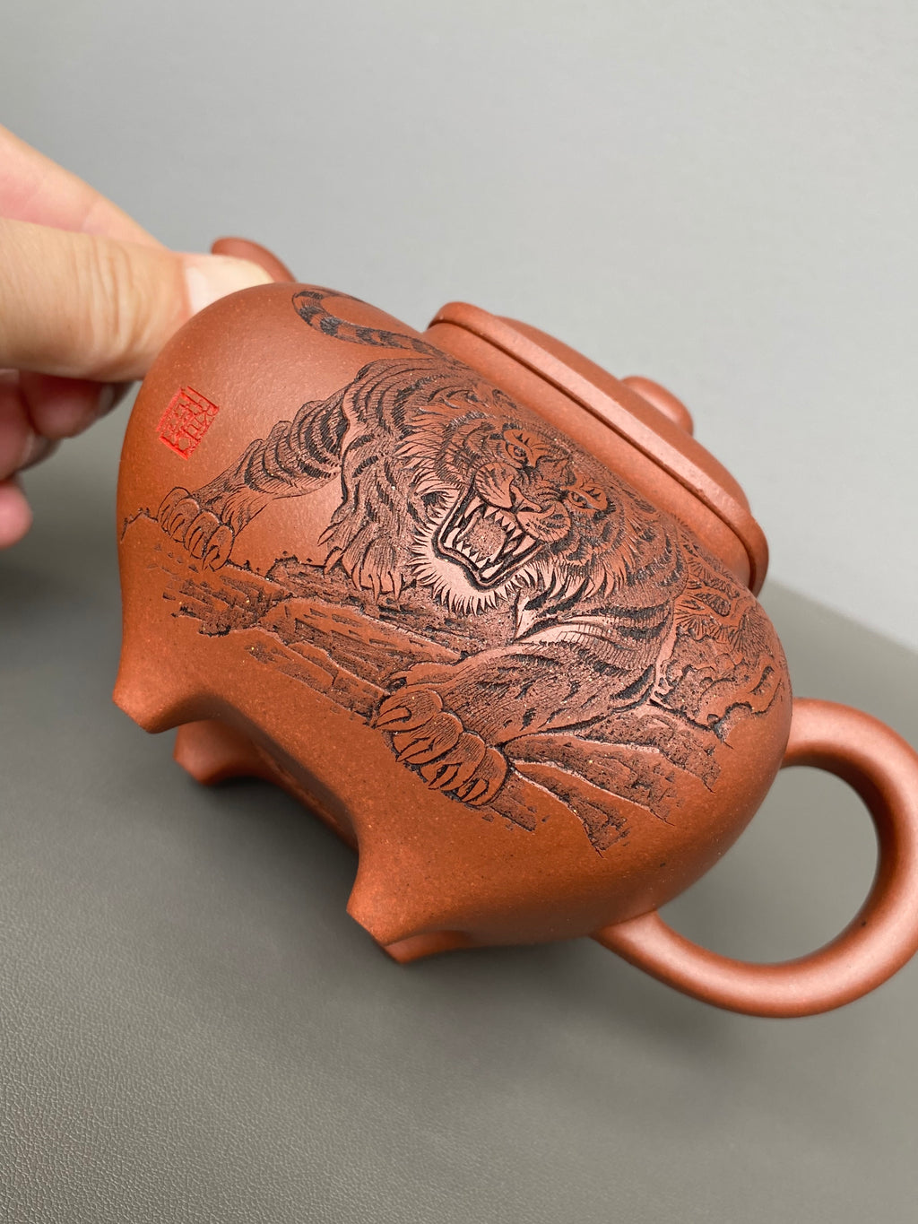 中华神刀·刻绘巅峰｜杨喜雨大师顶流臻品《传炉壶》原矿优质底槽清·410cc ——紫砂刻绘全能艺术名家·杨喜雨 亲工