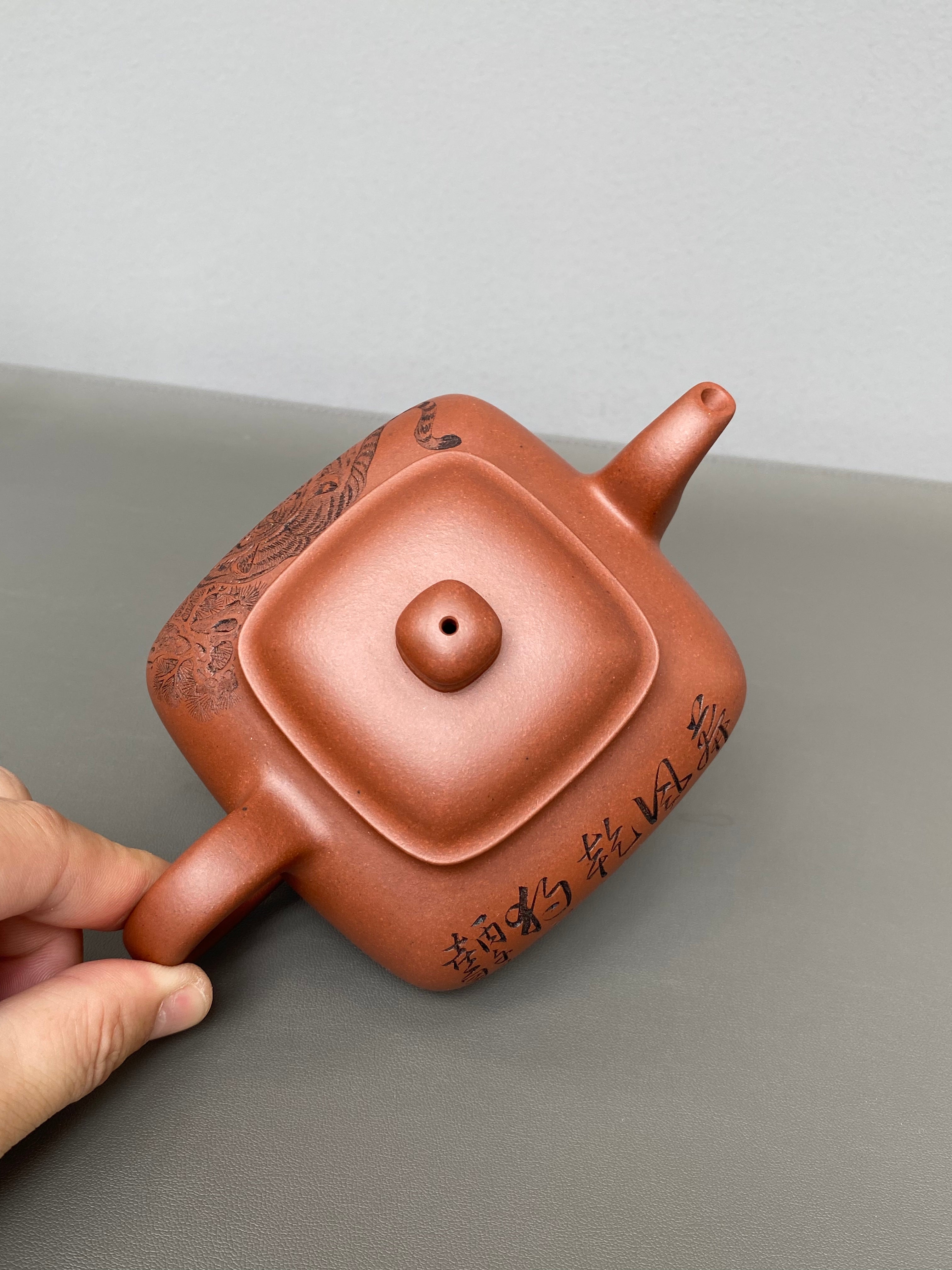 中华神刀·刻绘巅峰｜杨喜雨大师顶流臻品《传炉壶》原矿优质底槽清·410cc ——紫砂刻绘全能艺术名家·杨喜雨 亲工