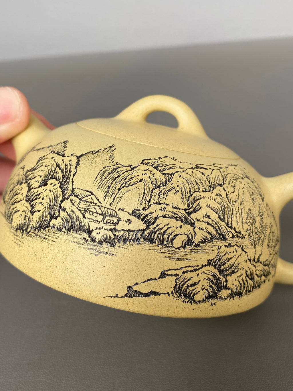 紫砂界陶刻艺术名家·李峰臻品《半月壶》原矿优质本山绿·180cc ——国大师吴鸣高徒·李峰亲工