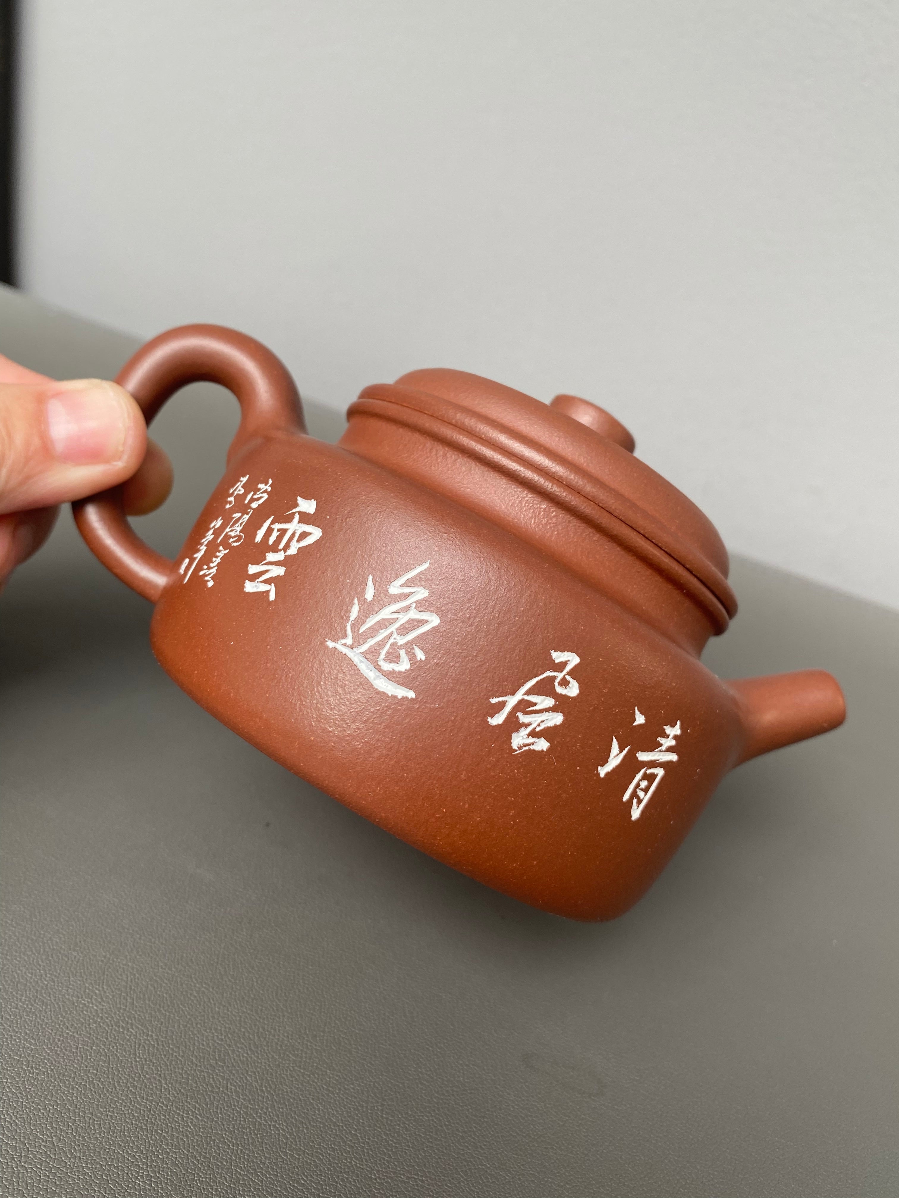 紫砂界陶刻艺术名家·李峰臻品《德钟壶》原矿优质底槽清·280cc ——国大师吴鸣高徒·李峰亲工