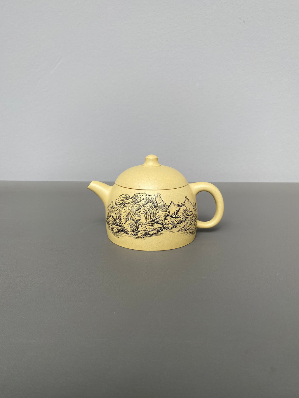 紫砂界陶刻艺术名家·李峰臻品《矮秦权壶》原矿优质本山绿·160cc ——国大师吴鸣高徒·李峰亲工
